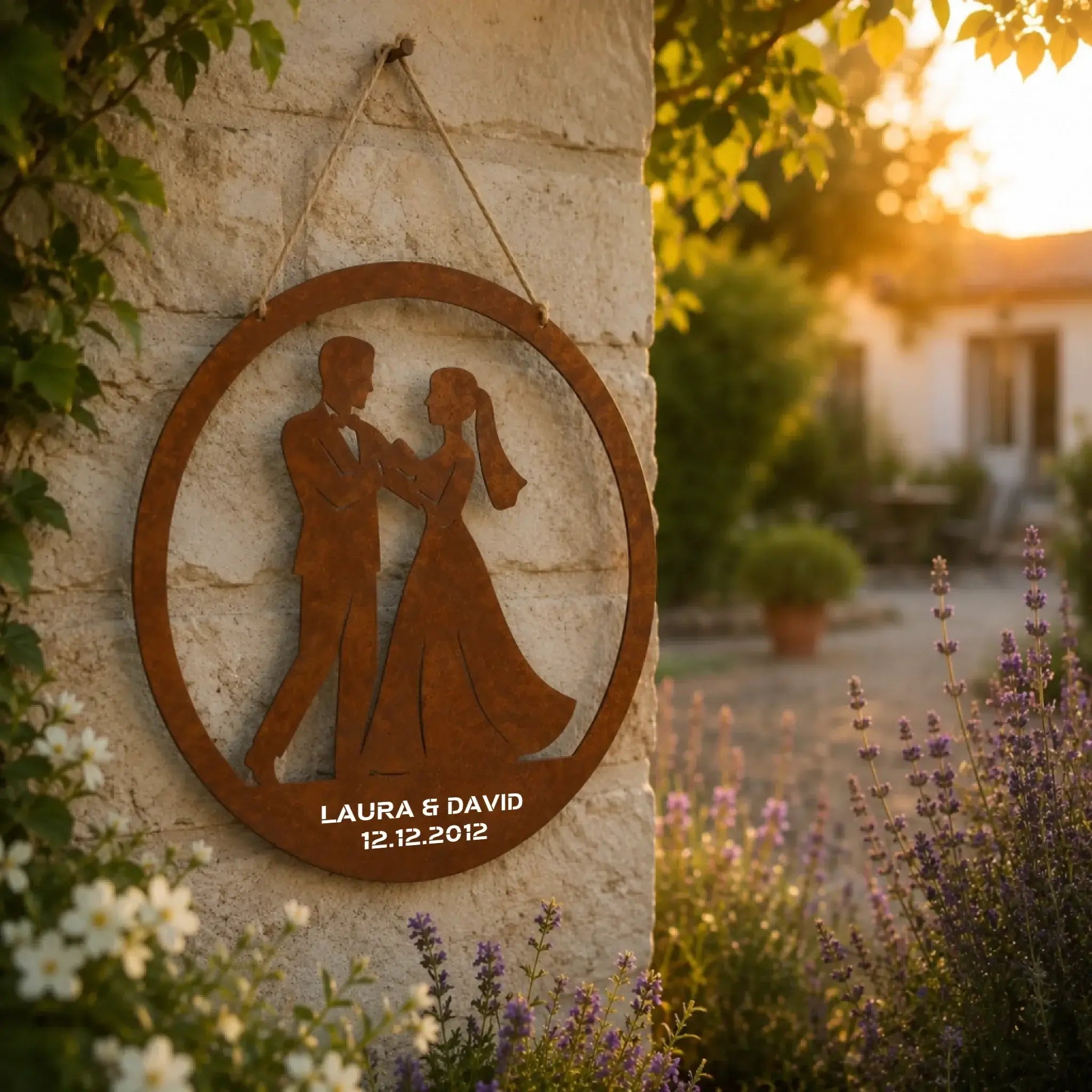 Rustikaler rundlicher metallschmuck mit tanzpaar-silhouette und gravierten namen und datum aus edelrost personalisiert