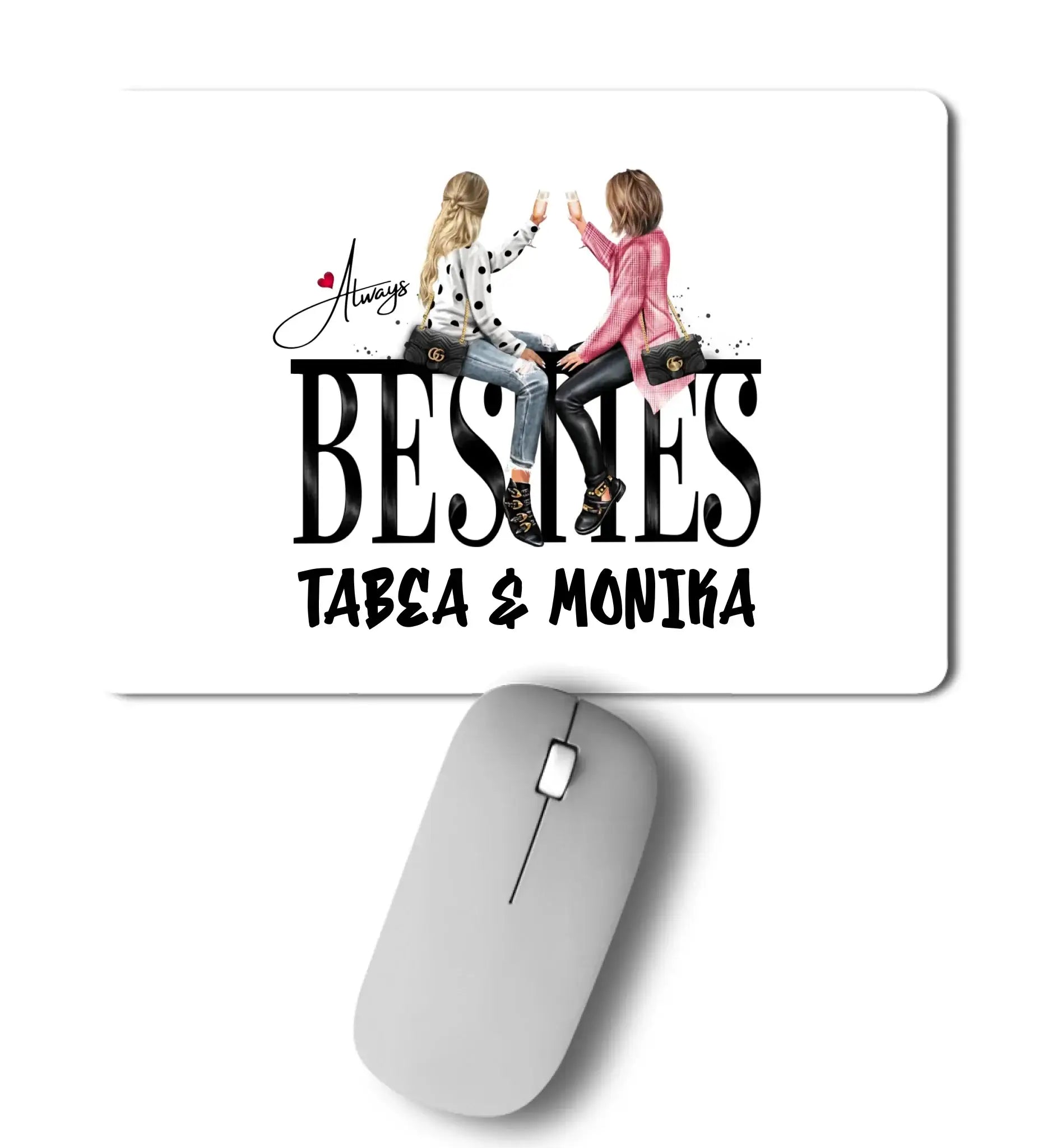 Weißer rechteckiger mousepad mit illustration von zwei frauen und den wörtern besnies und namen, graue computermaus daneben