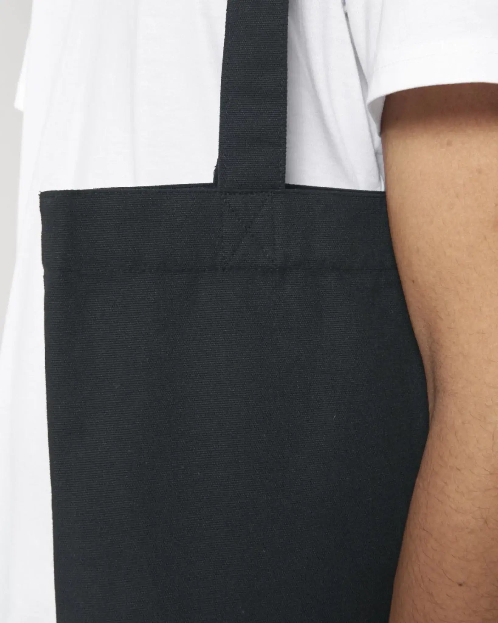 Schwarze canvas-tasche mit einem schulterriemen aus der geburtstag motiv 5 verwandte statement-collection