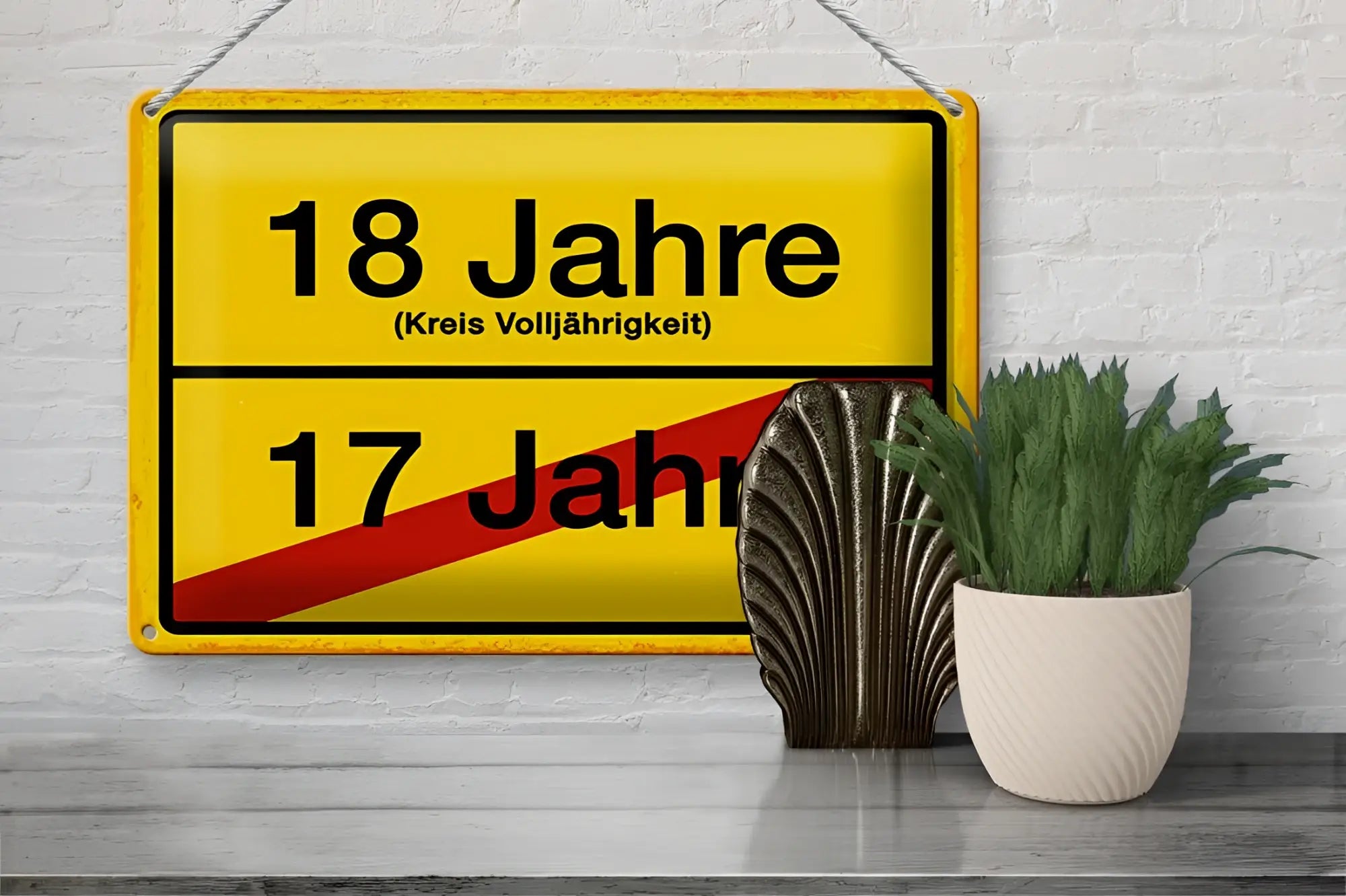 Gelbes blechschild 18 ortsschild kreis volljährigkeit mit schwarzer zahl 18 und 17 und rotem diagonalen streifen