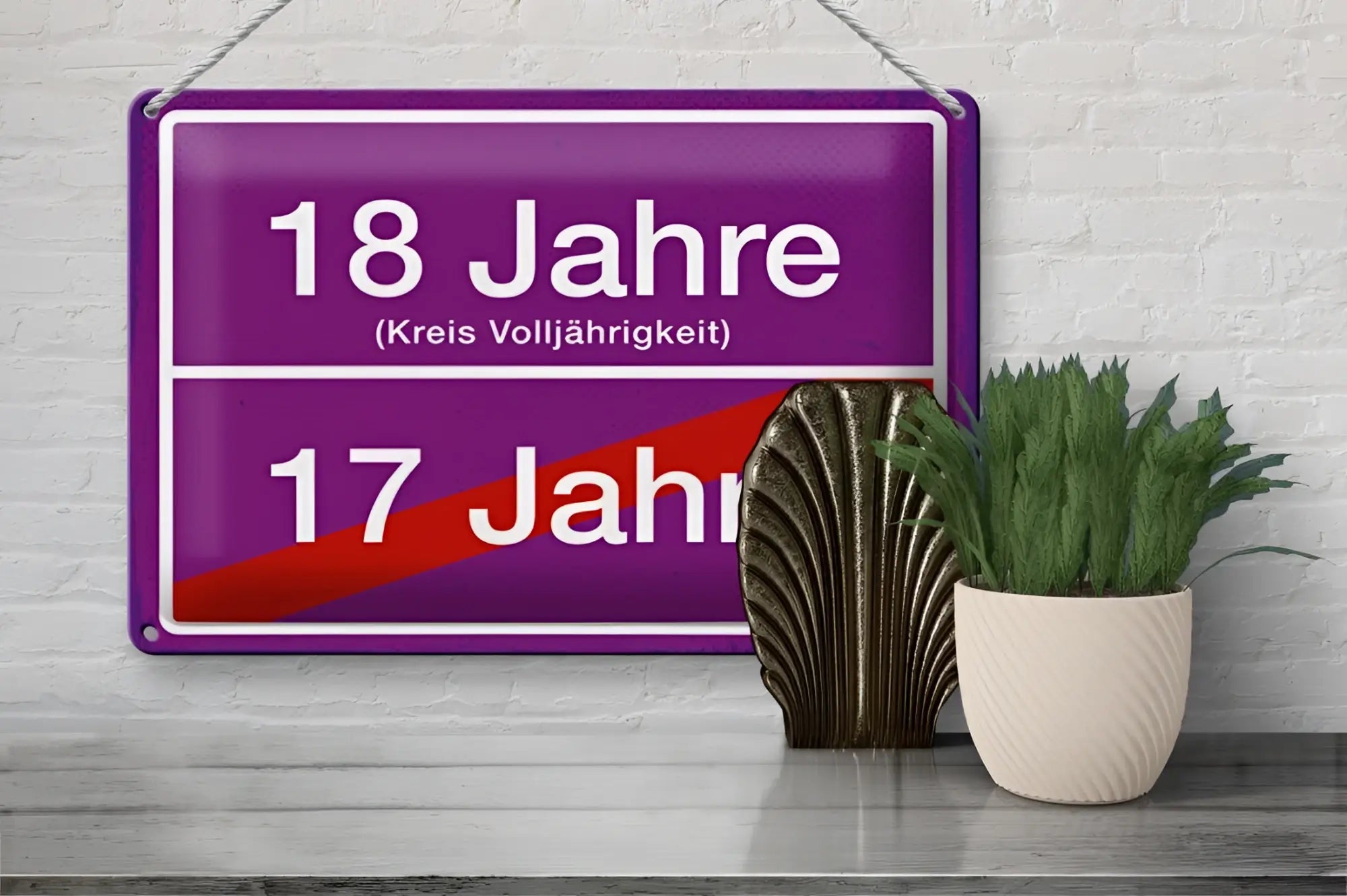 Lila blechschild 20x30cm mit weißen zahlen 18 jahre kreis volljährigkeit und rotem diagonalen streifen