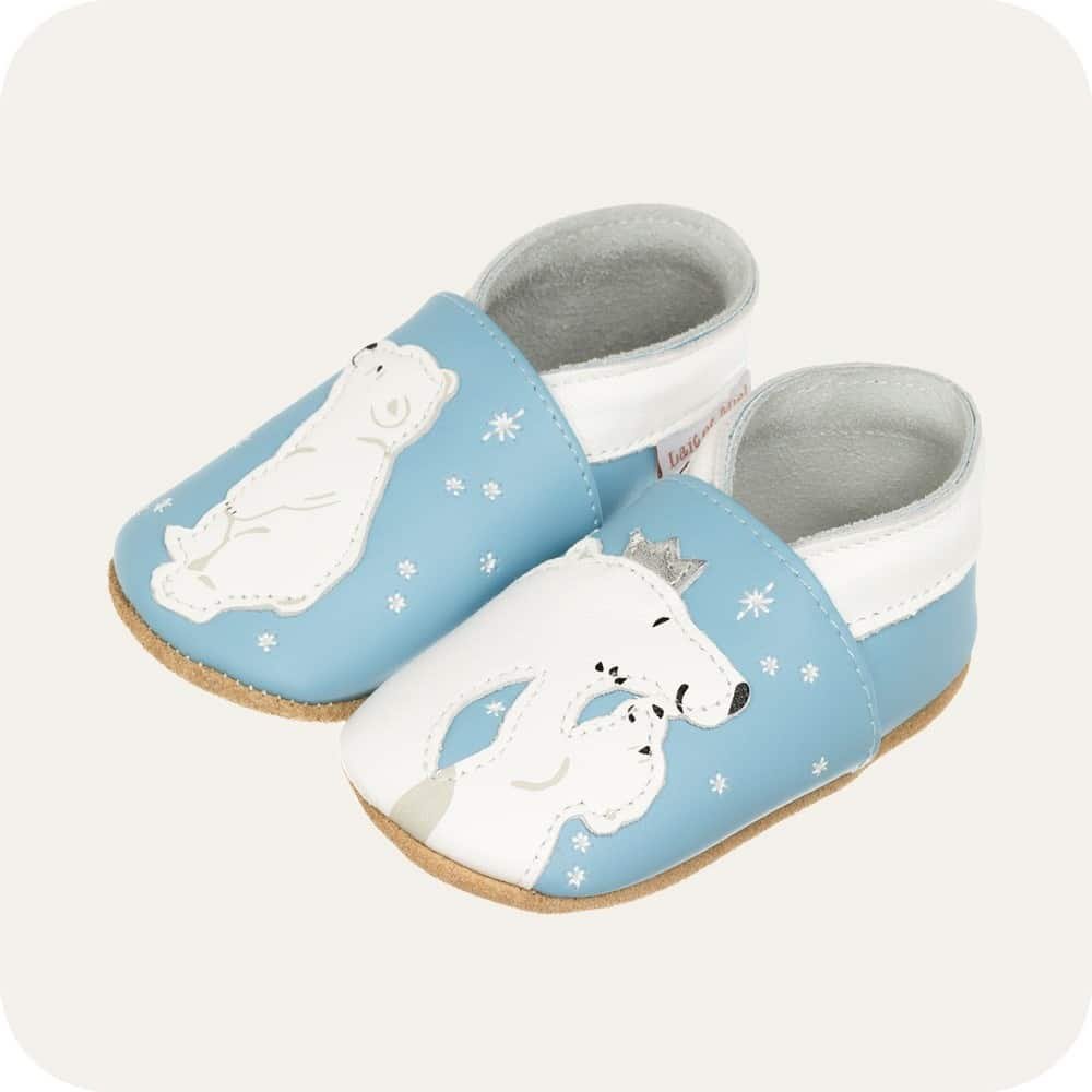 Babyhausschuhe aus weichem Leder. Bärenumarmung