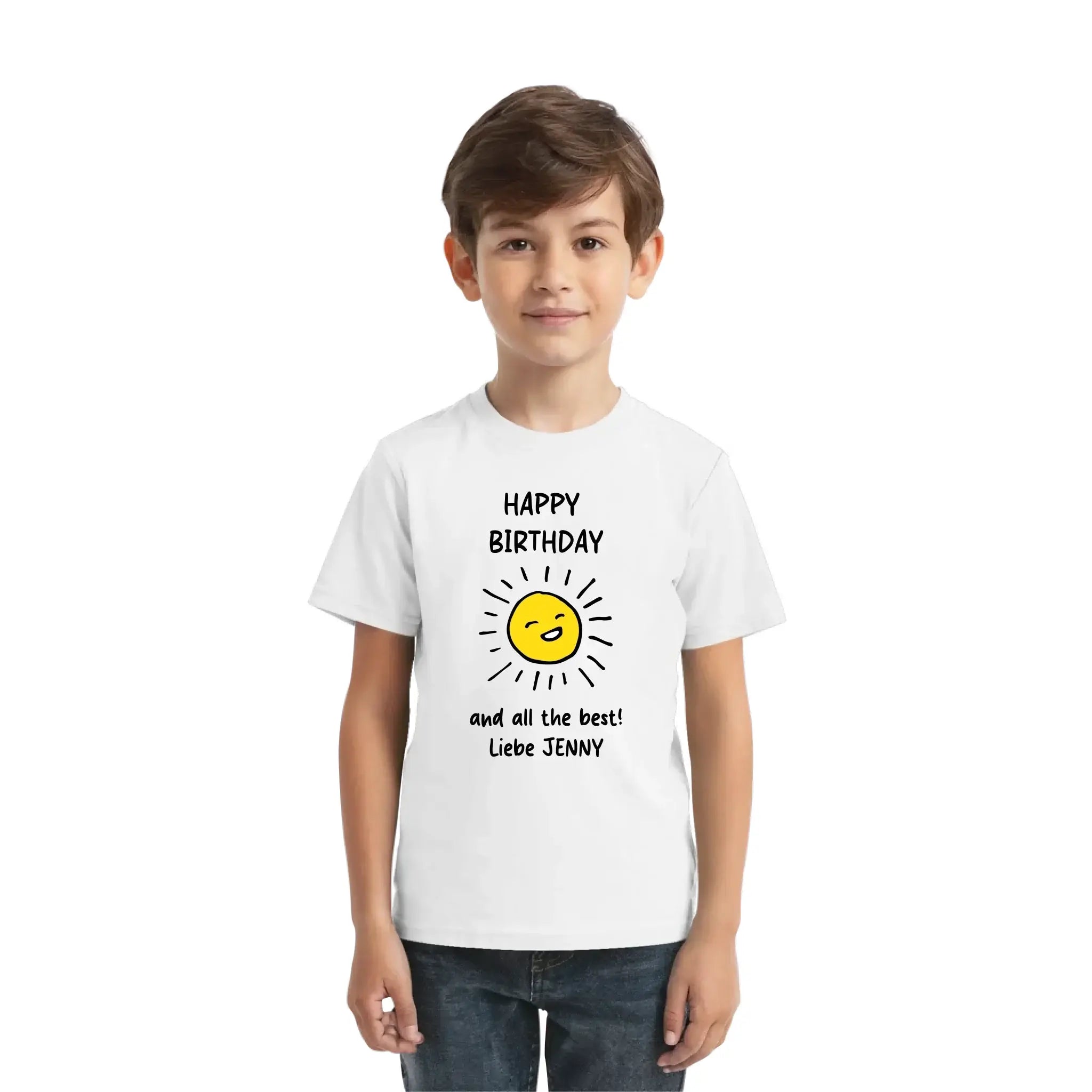 Weißes baumwoll t-shirt mit fröhlicher gelber sonnengrafik und text happy birthday und all the best liebe jenny