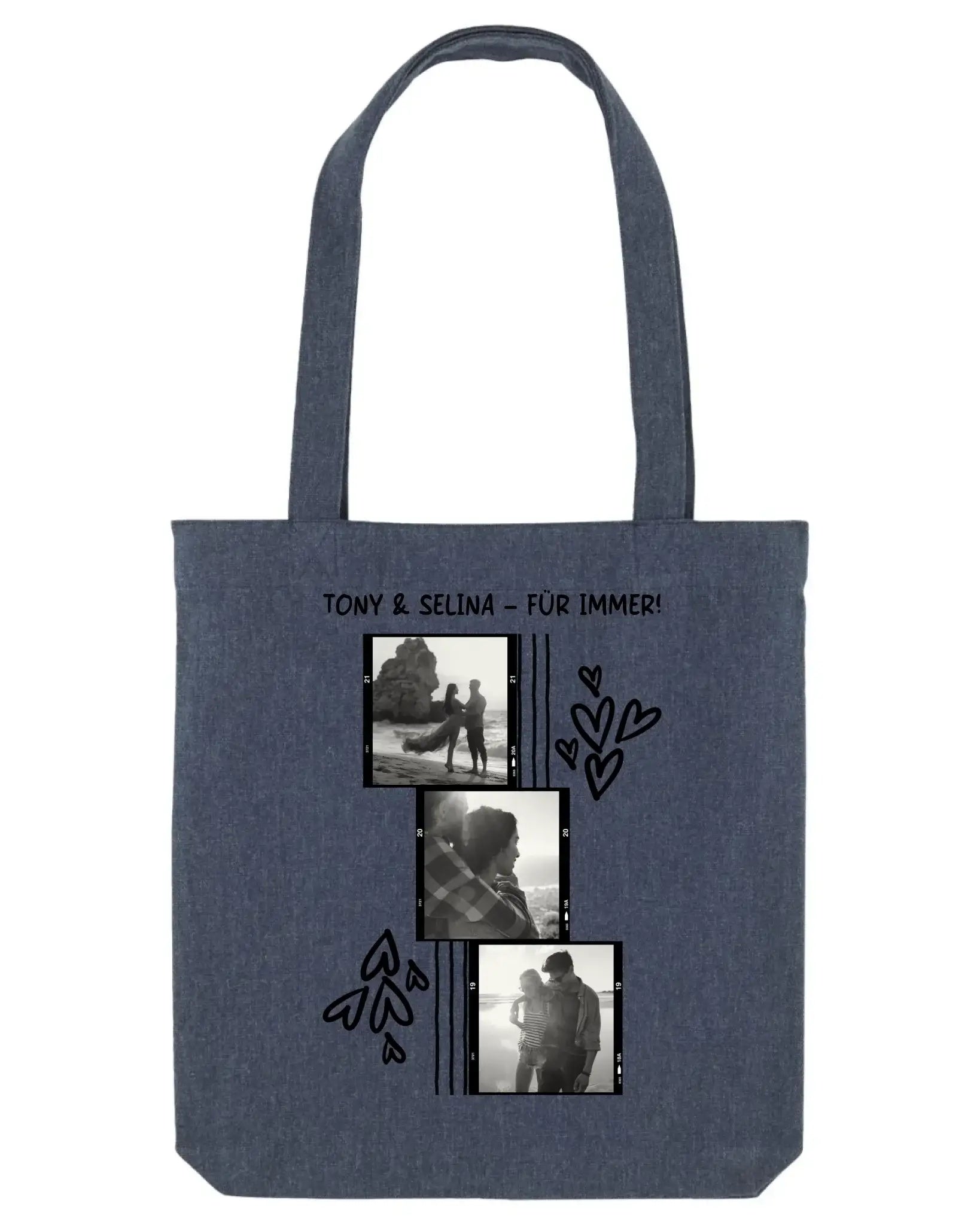 Blauer denim tote bag mit schwarz-weißen fotodrucken und herz-doodles aus der statement-collection