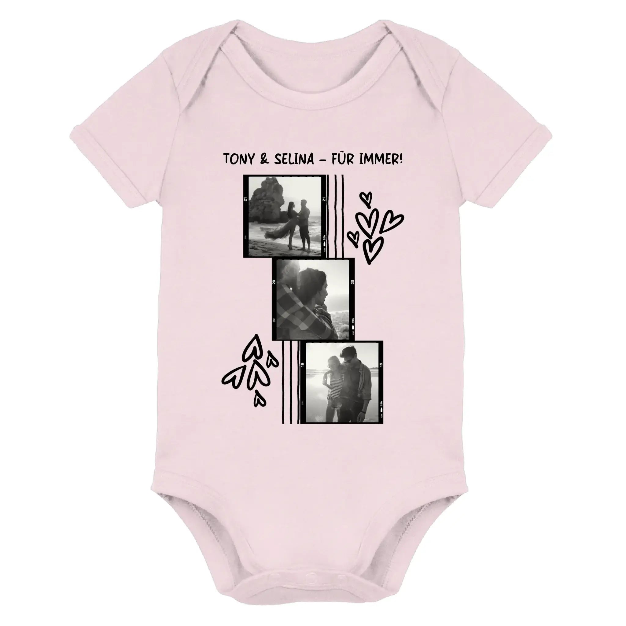 Ein weiches rosa babystrampler mit einer schwarz-weiß foto-collage von zwei personen und dem text tony & selina für immer