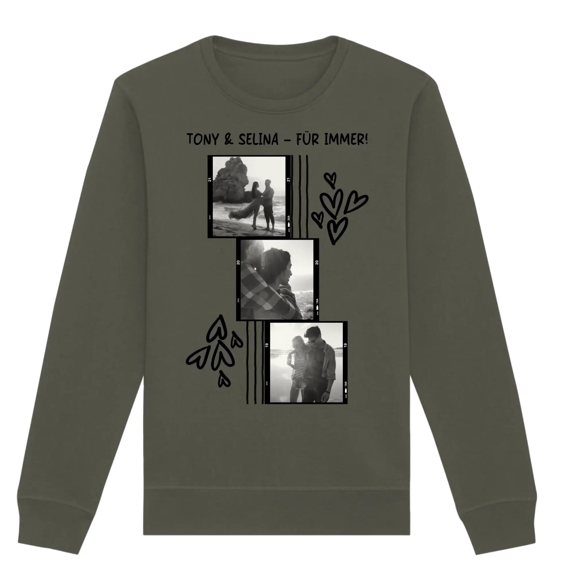 Olivegrünes langarm sweatshirt mit schwarzweiß fotocollage von drei strandmotiven und dem text tony & selina für immer