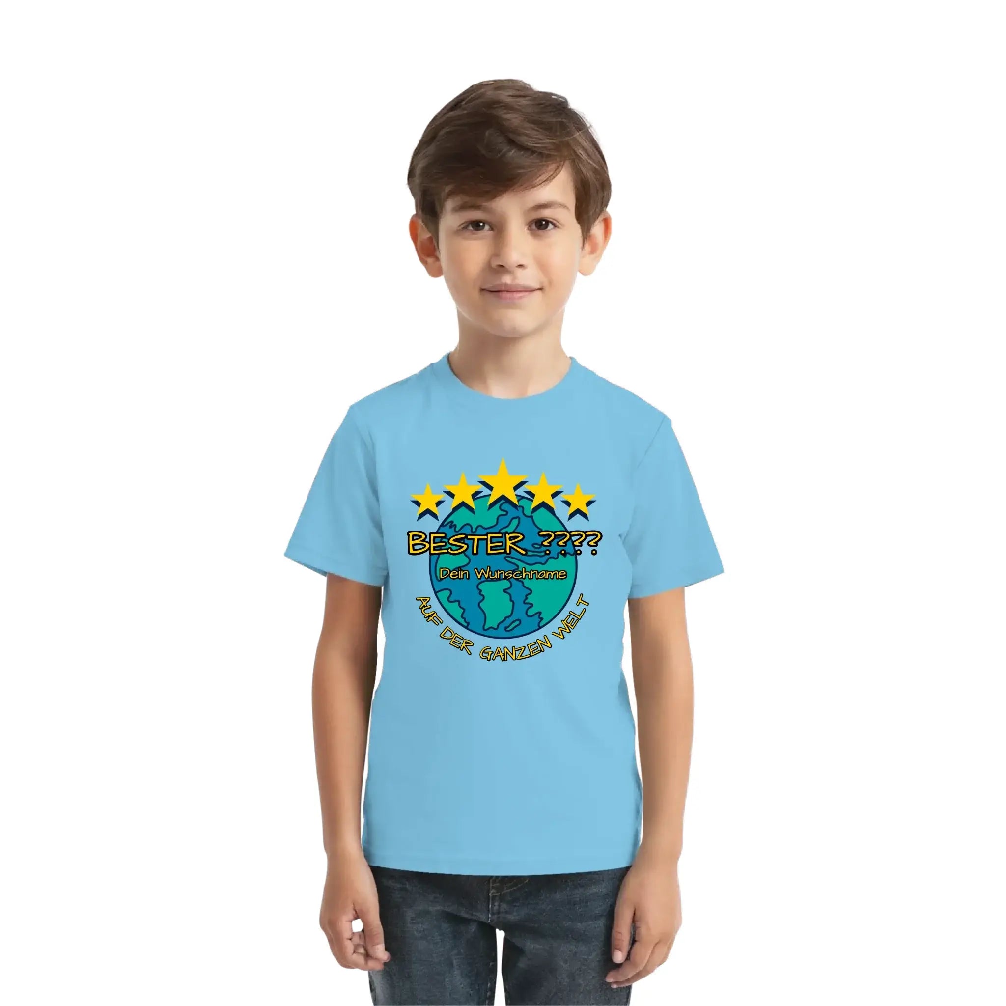 Hellblaues kurzarmshirt mit buntem globe grafikmotiv umgeben von fünf gelben sternen und deutschem text