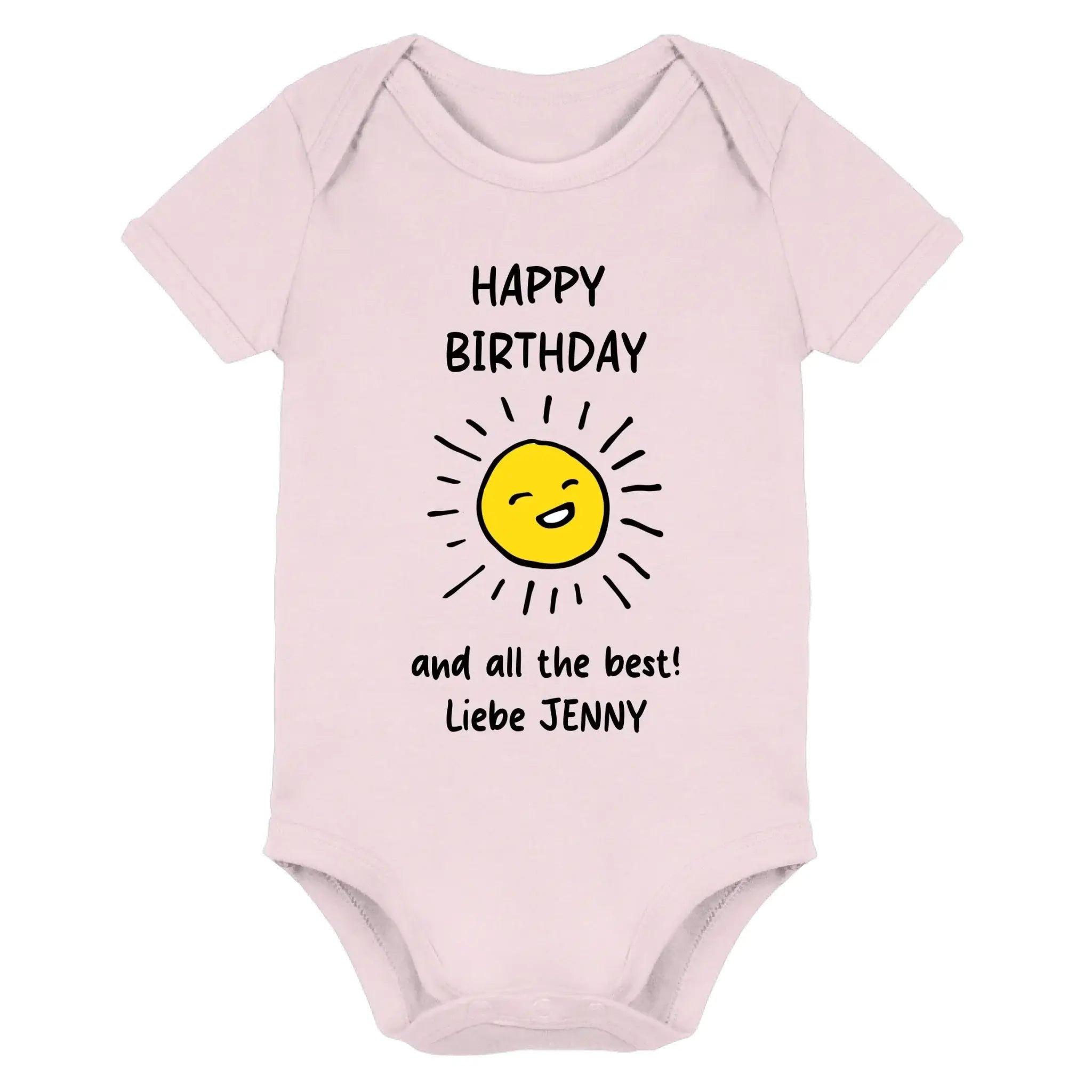 Ein weicher rosa babystrampler mit einem fröhlichen gelben sonnengesicht und dem text happy birthday und alles gute liebe jenny aus der statement collection