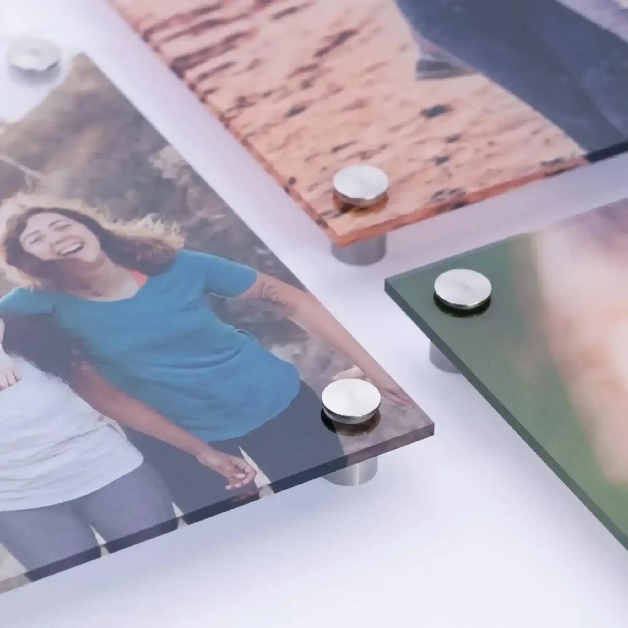 Klare acrylglas fotodisplay mit silberner metallbasis und runden halterungen im acrybild quadratisch format
