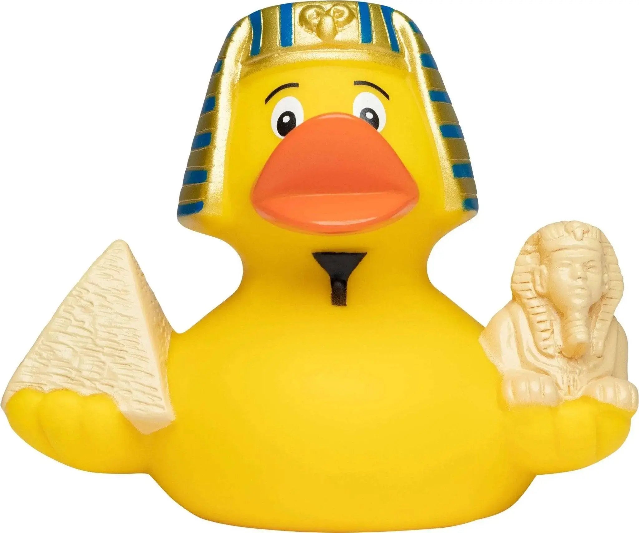 Gelbe badeente mit gold blau gestreifter pharaonischer kopfbedeckung hÀlt pyramide und sphinx Figur