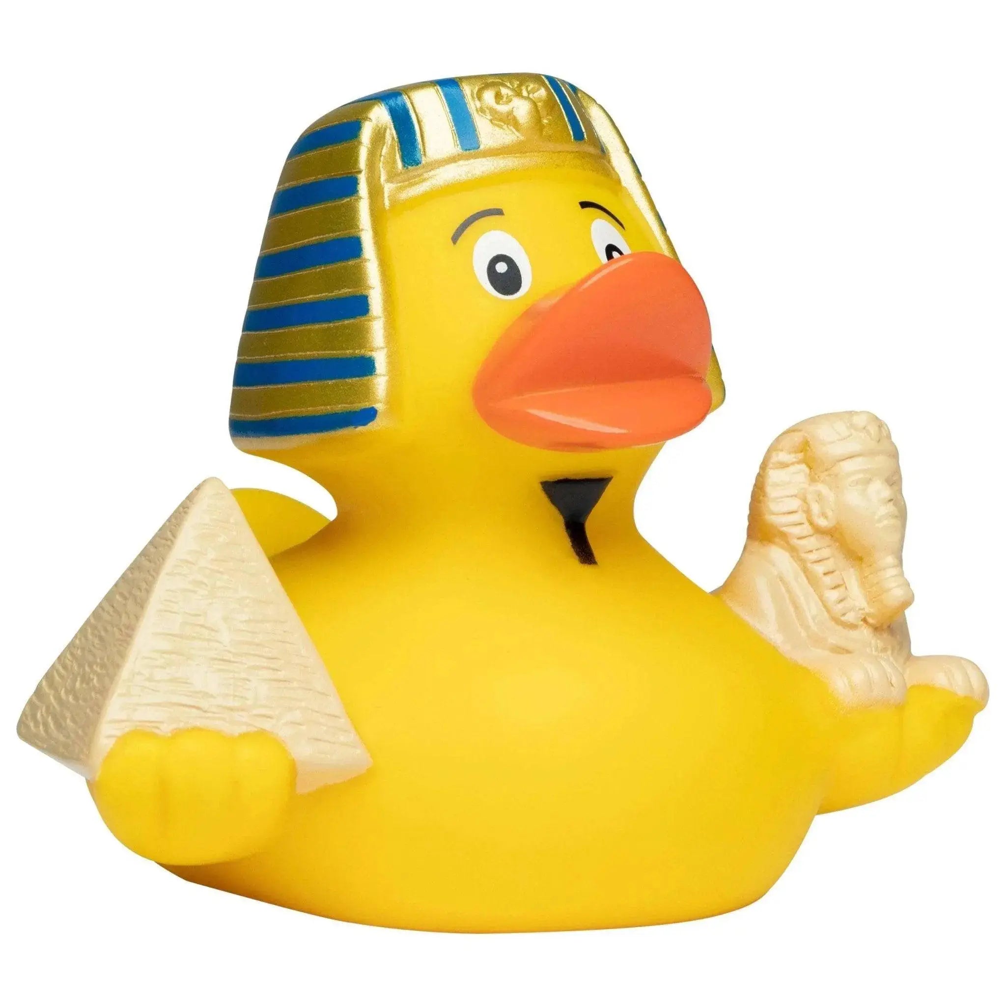 Gelbe badeente mit gold blau gestreiftem ägyptischem pharaonen kopfschmuck hält pyramide und sphinxfigur