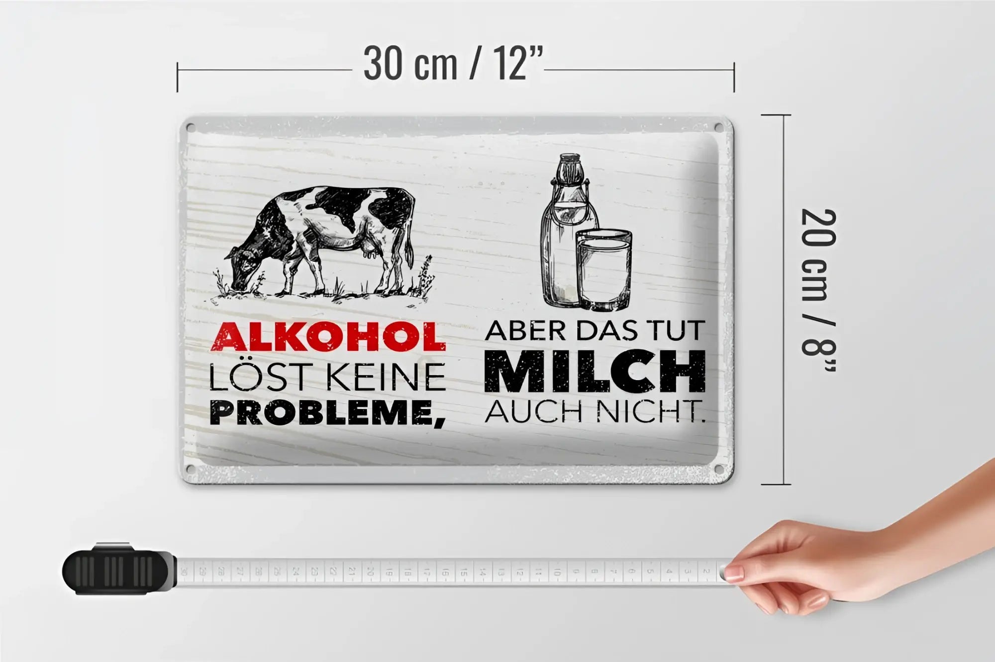 Rechteckiges blechschild 20x30cm mit rustikalem weißem finish, schwarzer kuh- und milchflaschenzeichnung und rotem deutschen text alkohol löst keine probleme