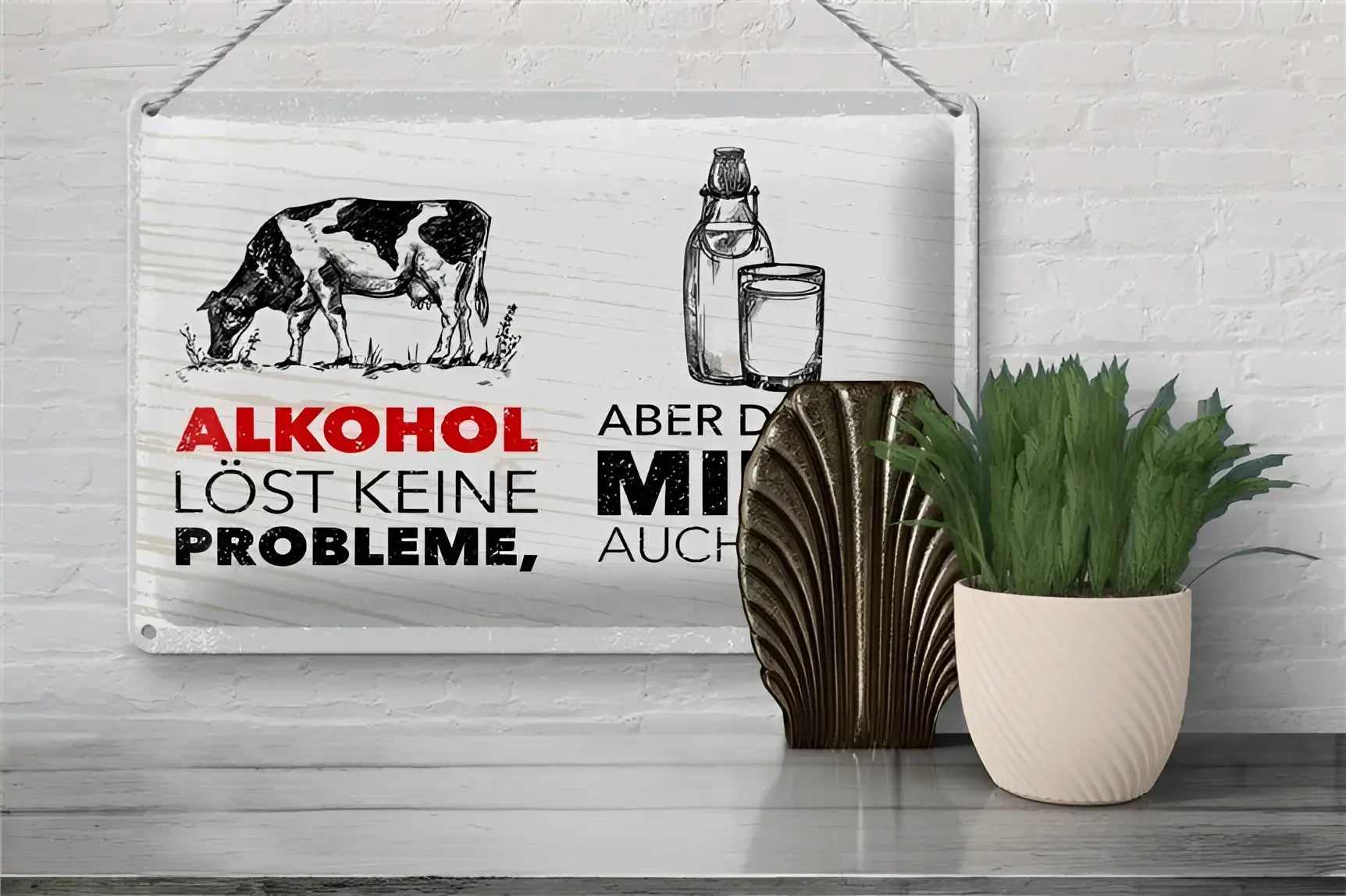Weißes blechschild 20x30cm mit schwarzer kuhzeichnung und rotem schriftzug alkohol löst keine probleme