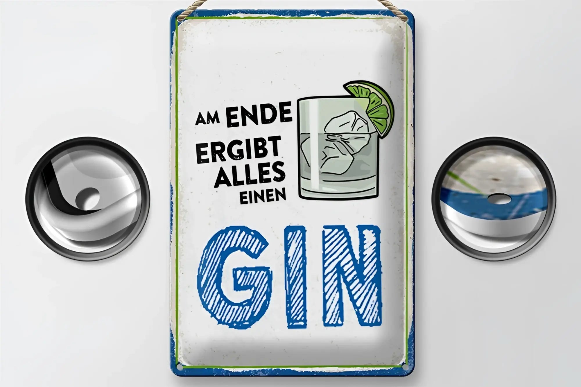 Weißes rechteckiges blechschild mit blauer umrandung und ginglas illustration mit dem schriftzug am ende ergibt alles einen gin