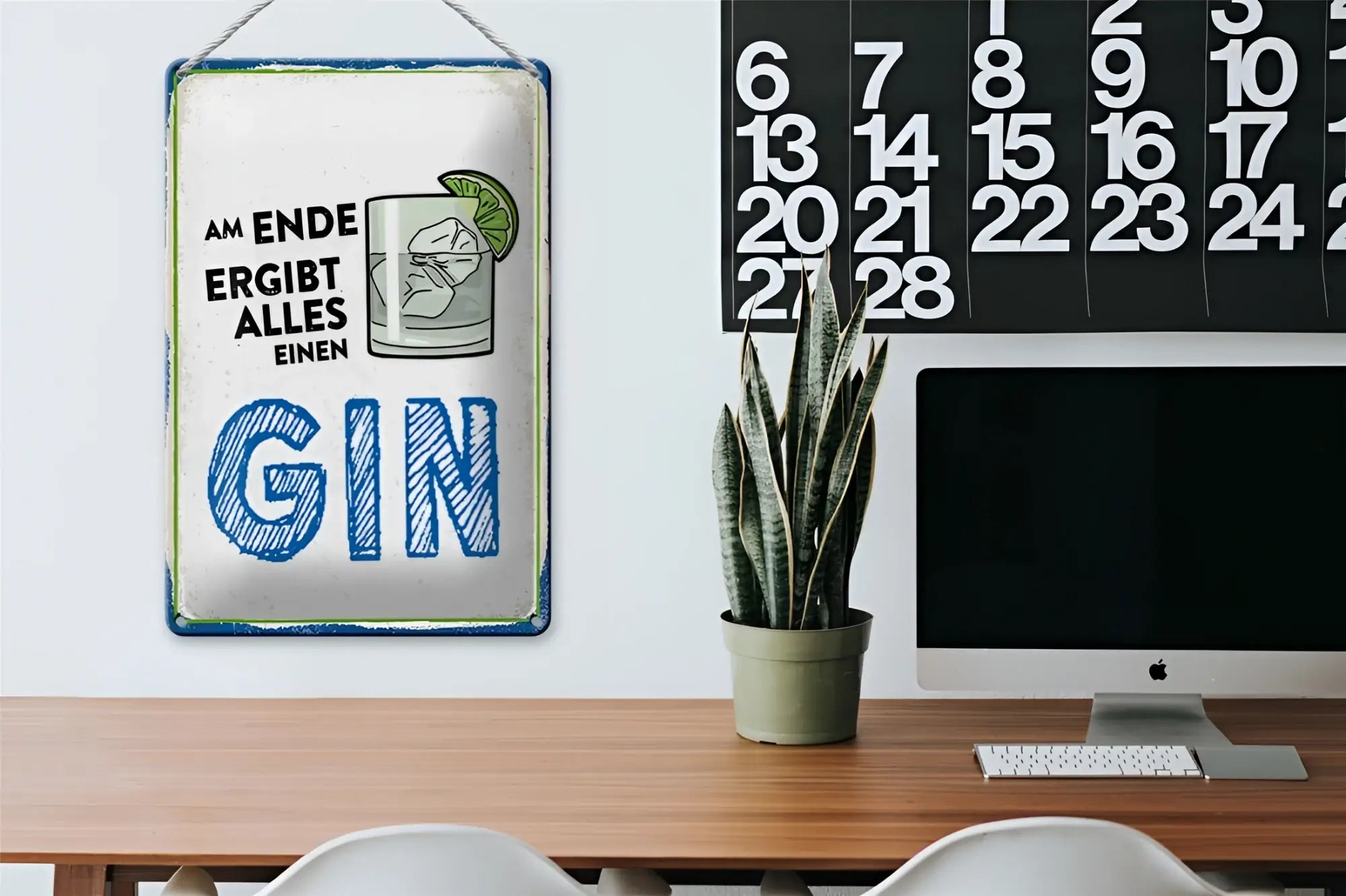 Weißes rechteckiges blechschild mit blauer handschrift und gin glas illustration fürs wohnen oder barbereich