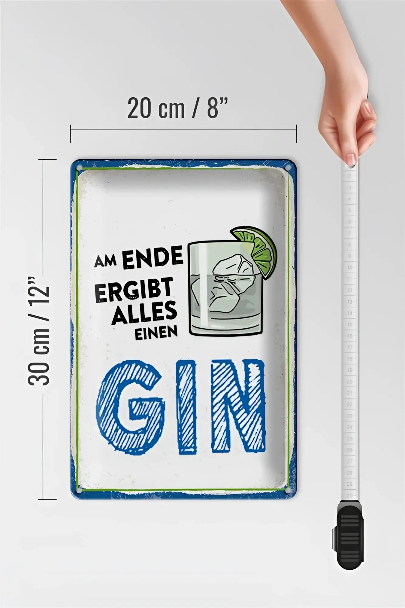 Rechteckiges weißes blechschild mit blau-grünen kanten und handzeichnung eines gin-glases am ende ergibt alles einen gin