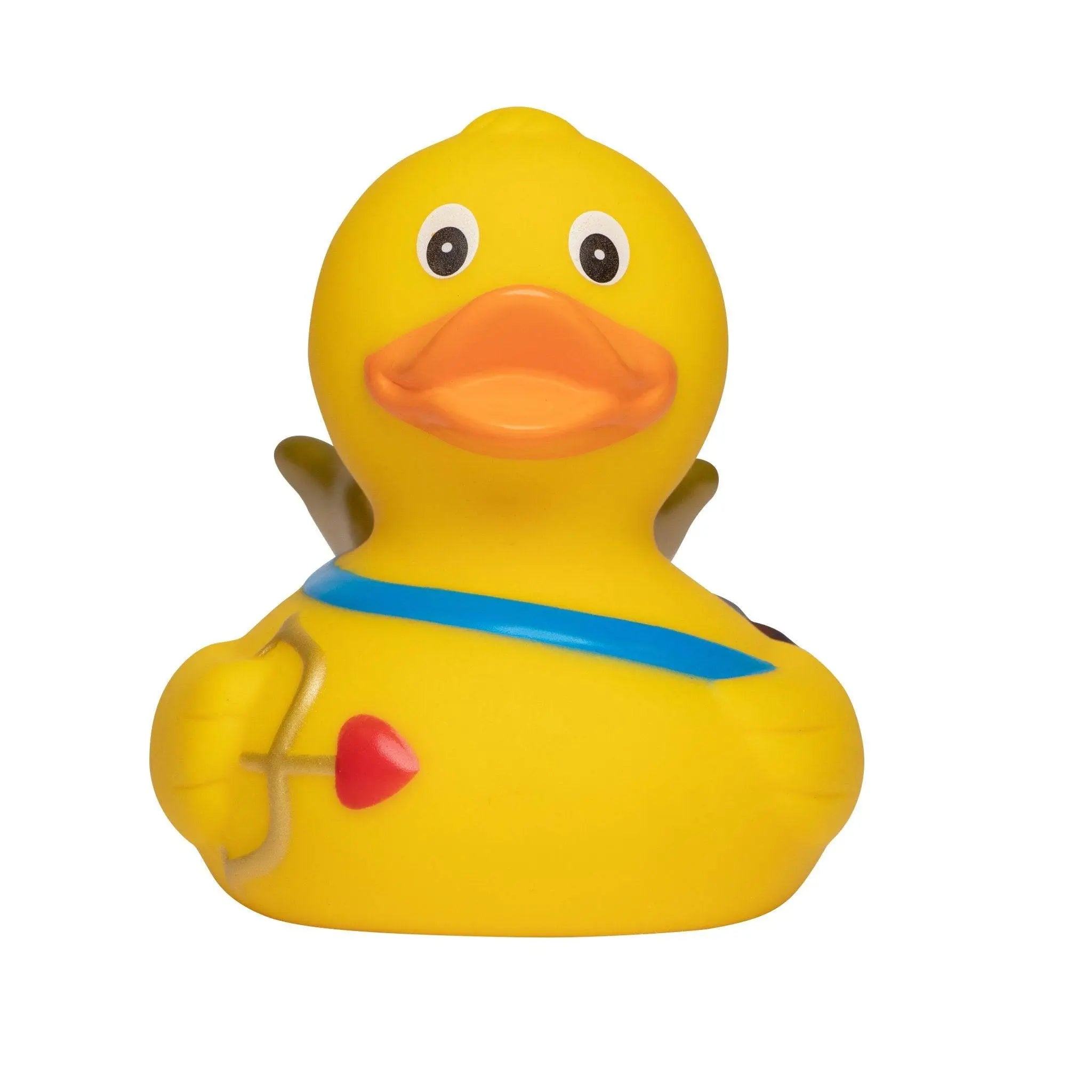 Gelbe badeente mit orangenem schnabel, blauem schärpenband und rotem herz für liebe und valentinstag