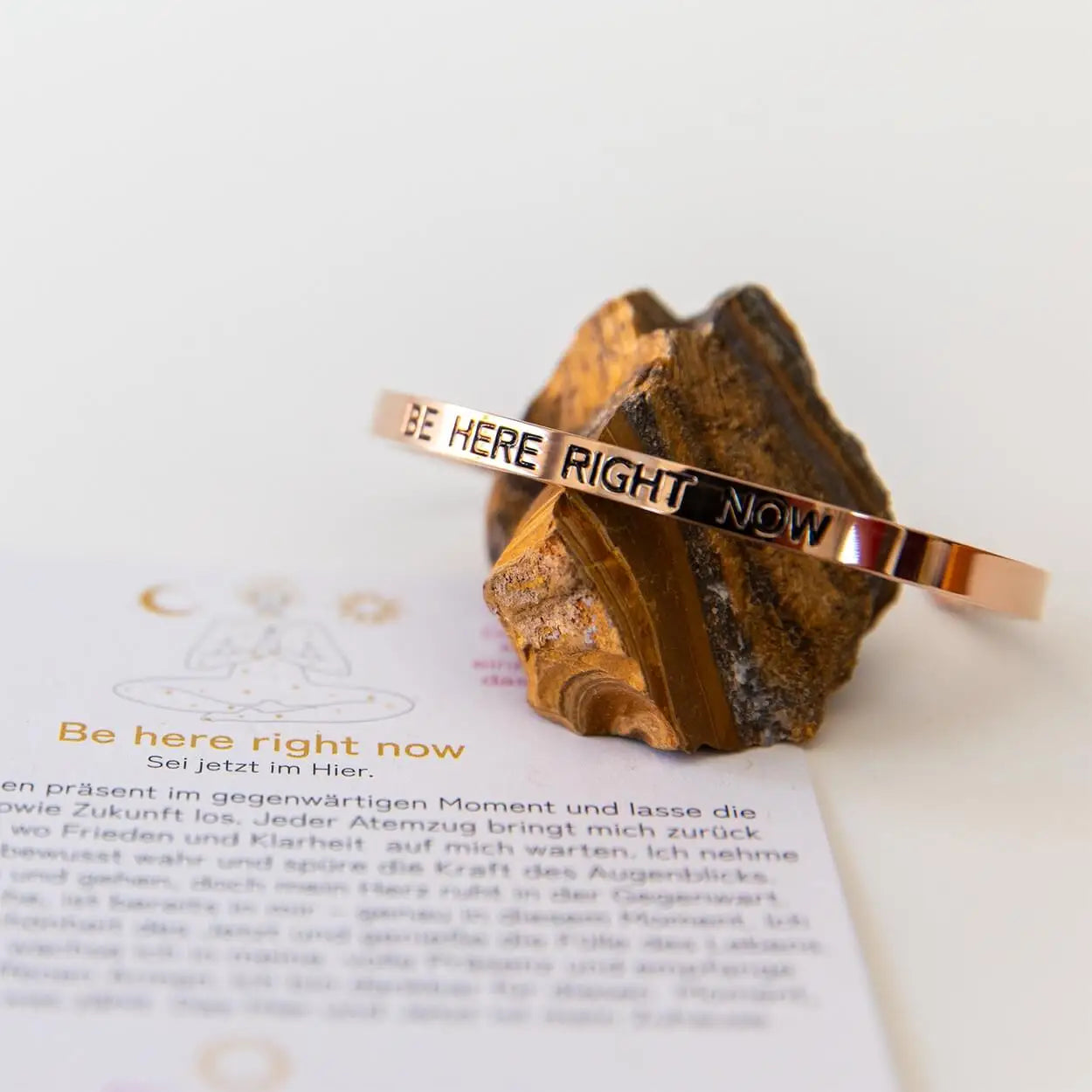 Armreif mit Gravur | rosé vergoldet | Be here right now