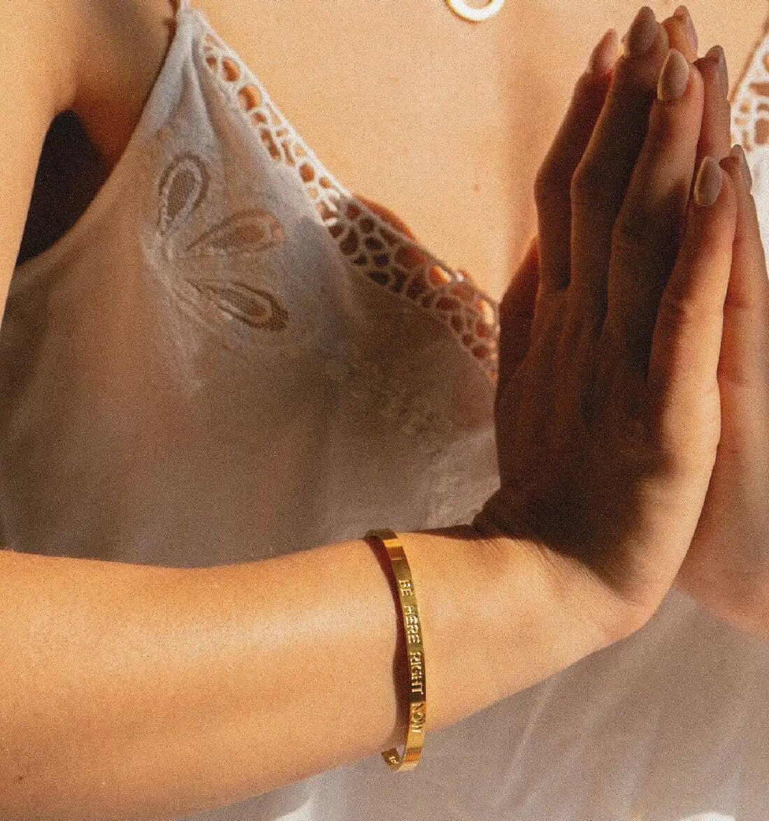 Armreif mit Gravur | vergoldet | Be here right now