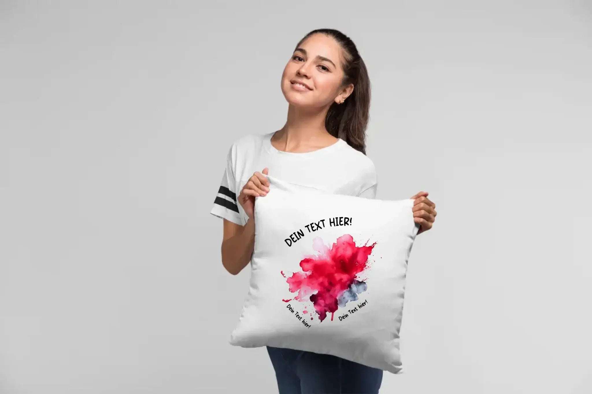 Weiße dekorative kissen mit rotem und blauem aquarellklecks und individuellem wunschtext aus statement collection