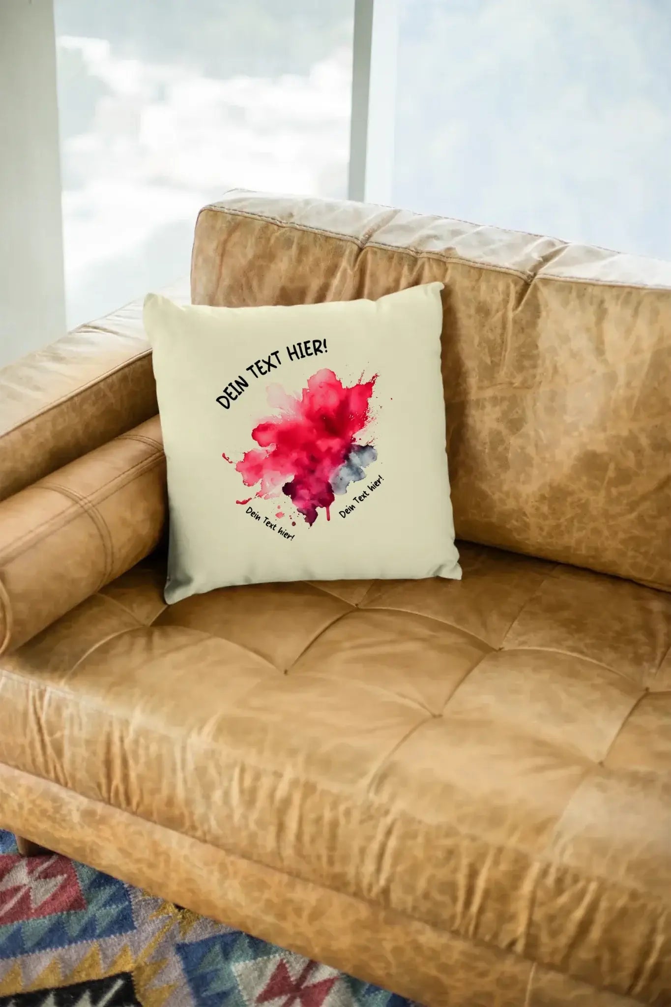 Creamfarbener kissen mit rotem und lila aquarellklecks design und individuell anpassbarem wunschtext