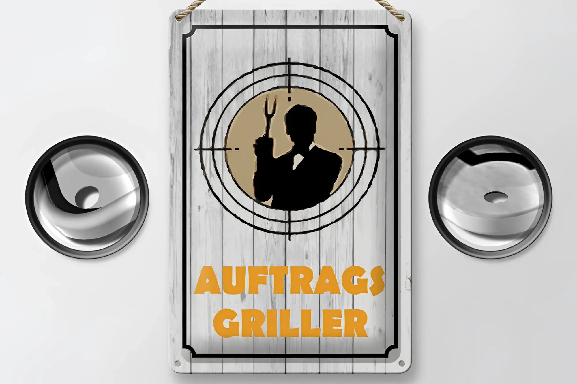 Ein rustikales weißes blechschild 20x30cm mit schwarzer silhouette und orangenem auftrags griller schriftzug