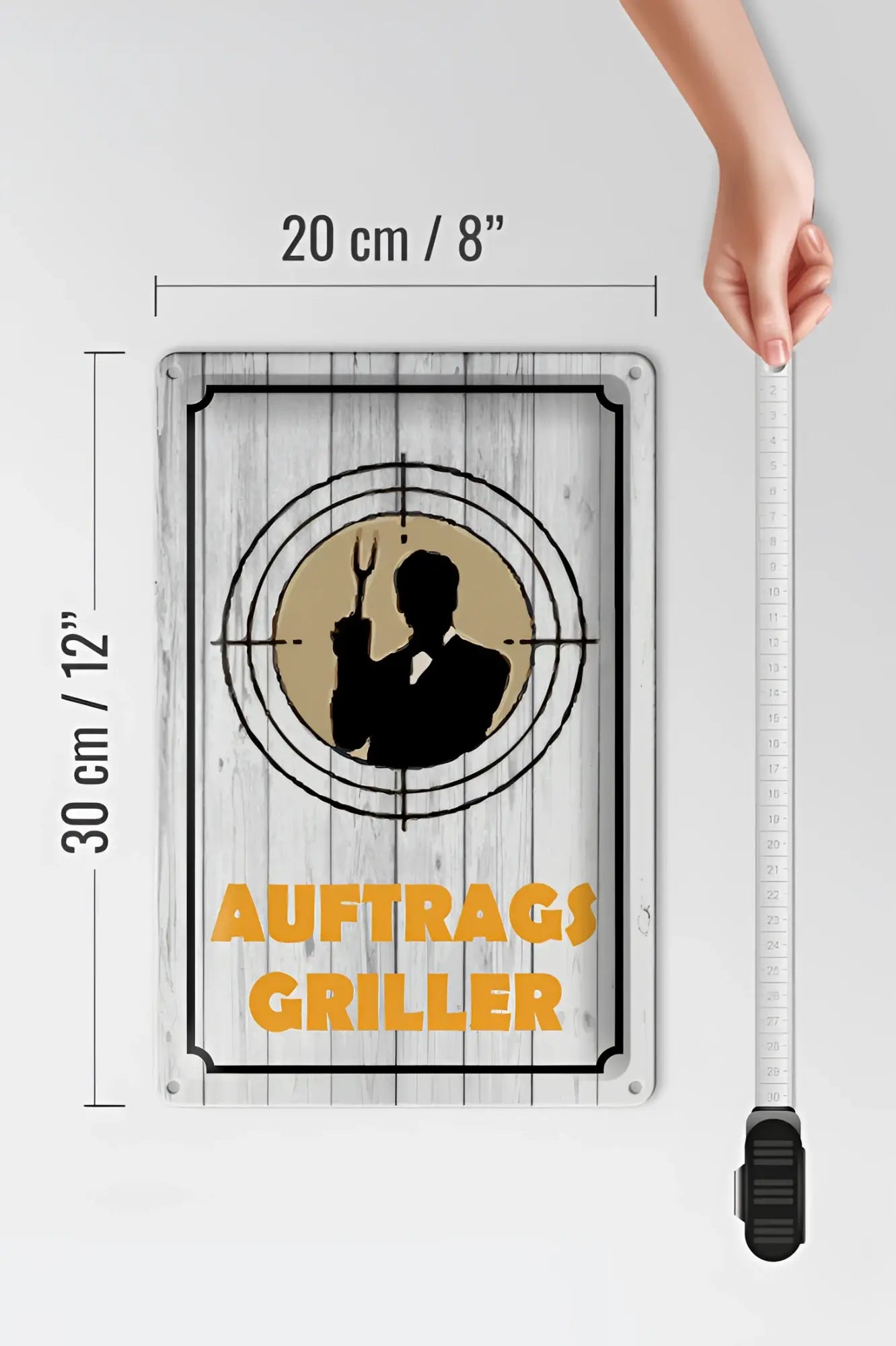 Rechteckiges blechschild mit verwitterter holzmaserung und schwarzer grill-silhouette mit orangefarbenem auftragsgriller text