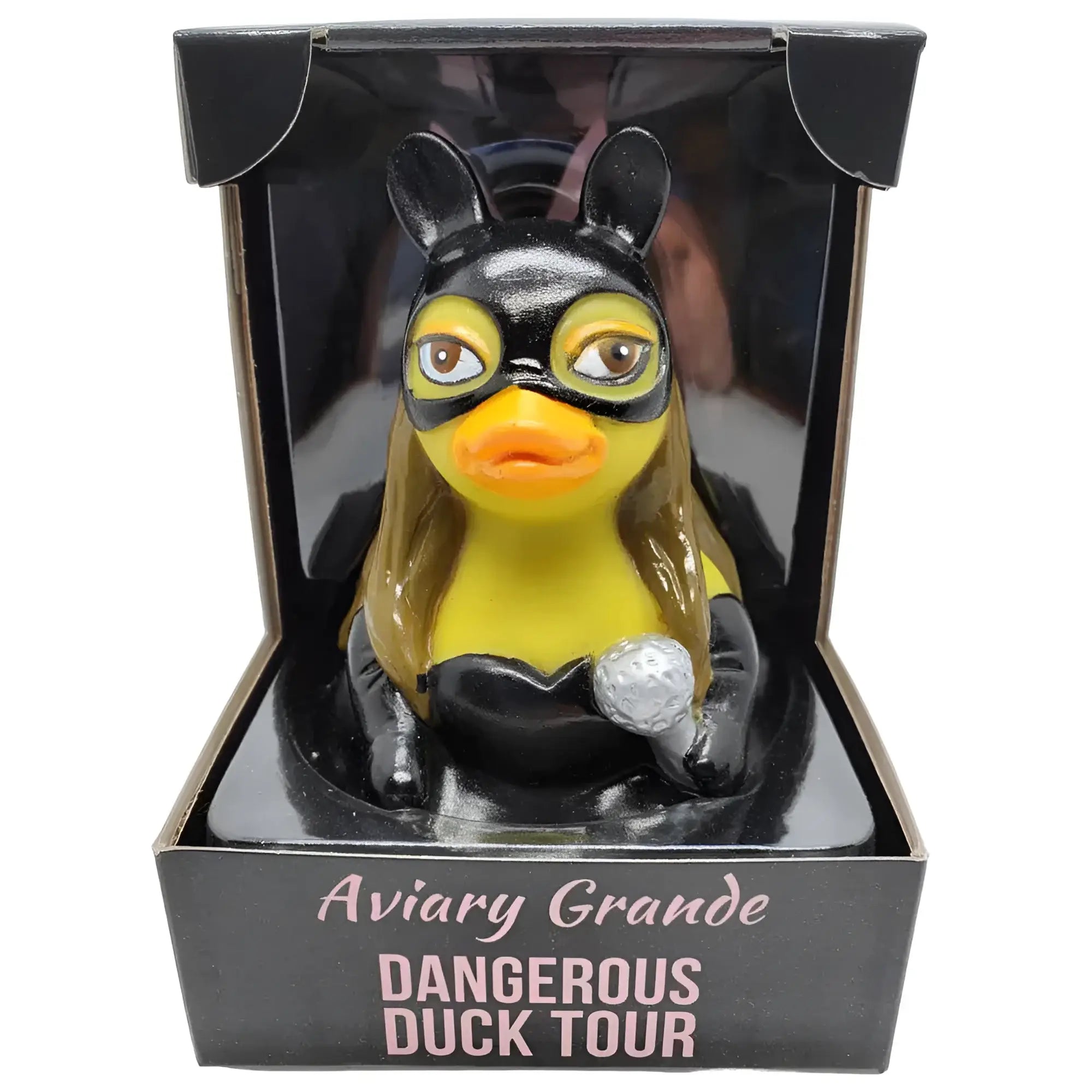 Eine gelbe gummiente als superheldin mit schwarzer maske und umhang hält ein silbernes mikrofon aviary grande von celebri ducks