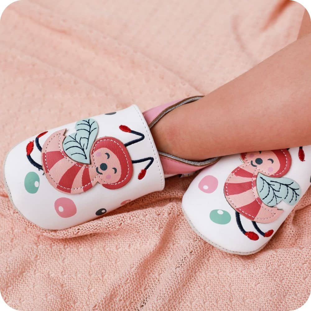 Babyschuhe aus weichem Leder Bienen