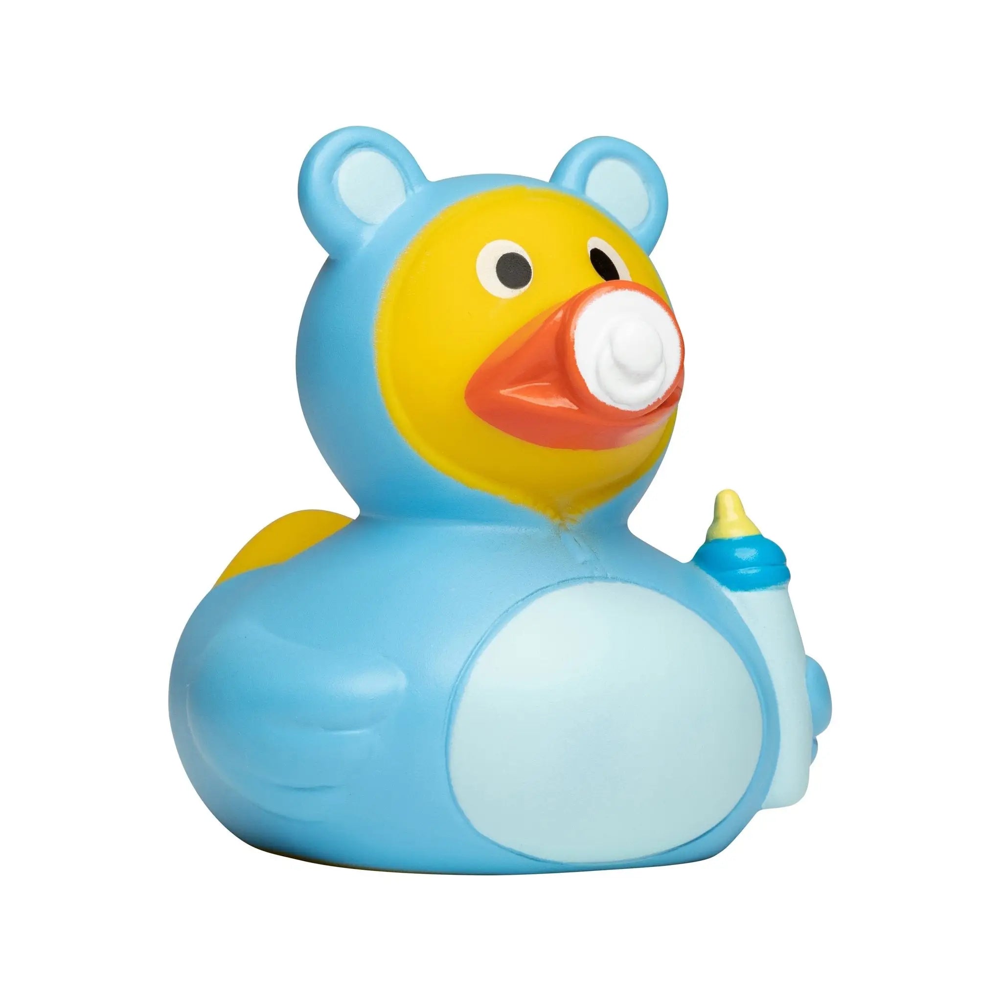 Blaue gummiquietscheente mit gelbem gesicht, oranger schnabel, weiĂem schnuller und babyflasche fĂŒr babyshower
