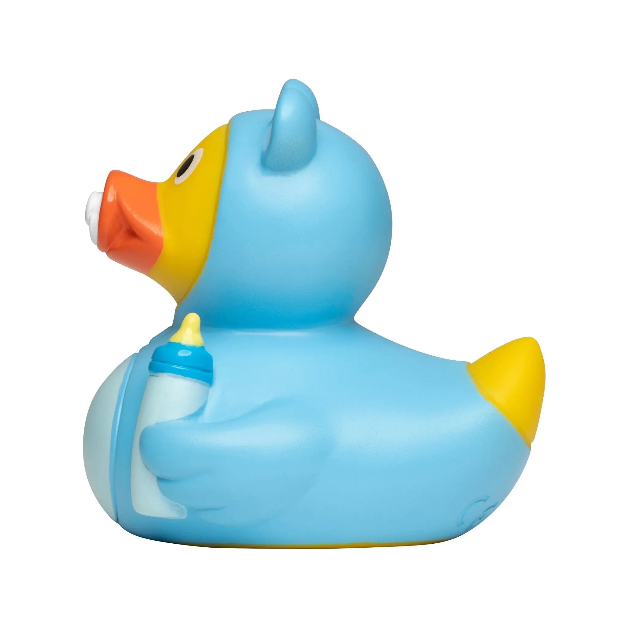 Baby hellblau Quietscheente mit gelbem schnabel und beinen hält babyflasche für babyshower und neugeborene