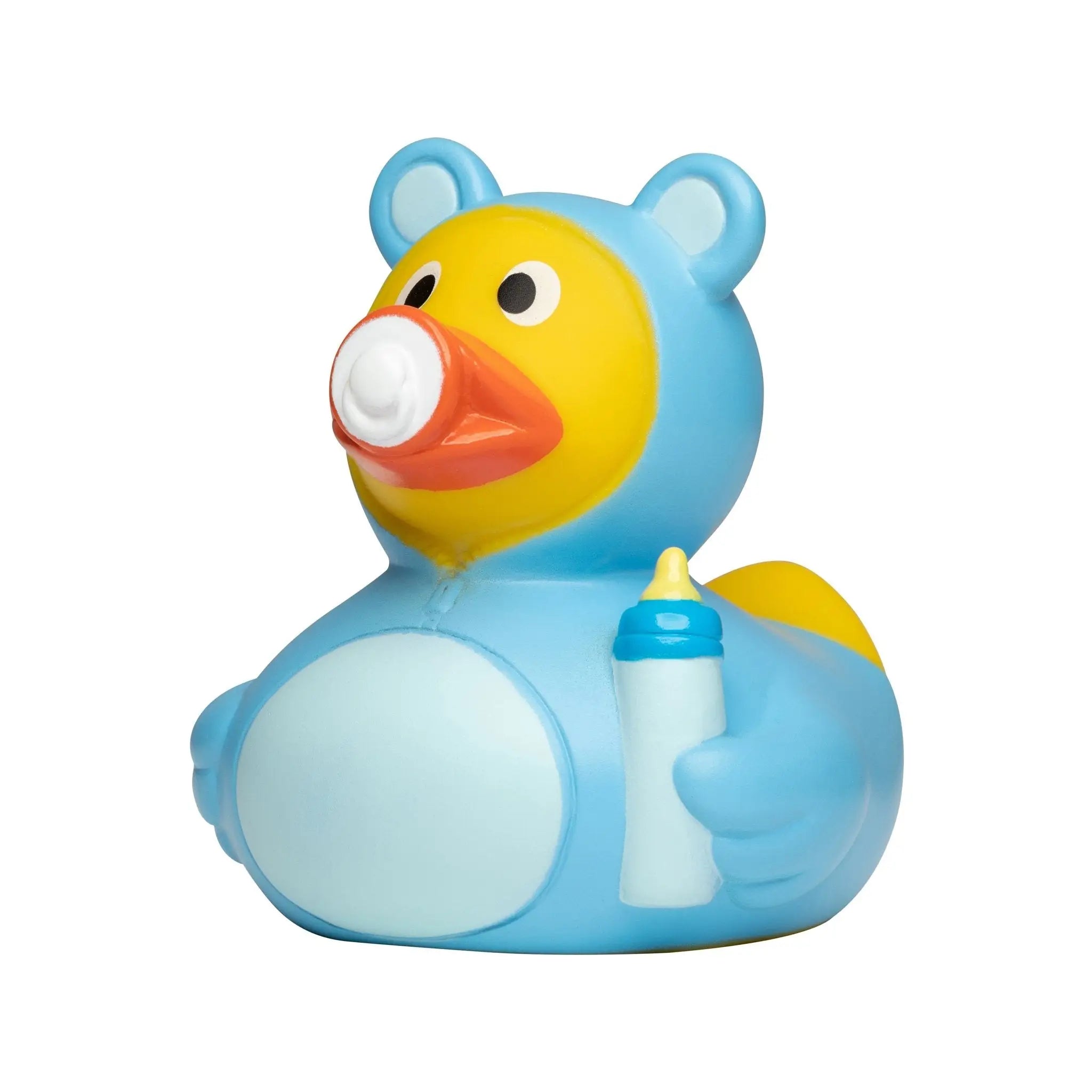 Blaue gummiente mit gelbem gesicht und orangenem schnabel hält babyflasche baby hellblau junge badeente