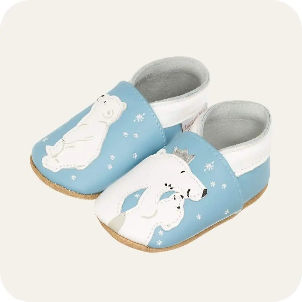 Babyhausschuhe aus weichem Leder. Bärenumarmung