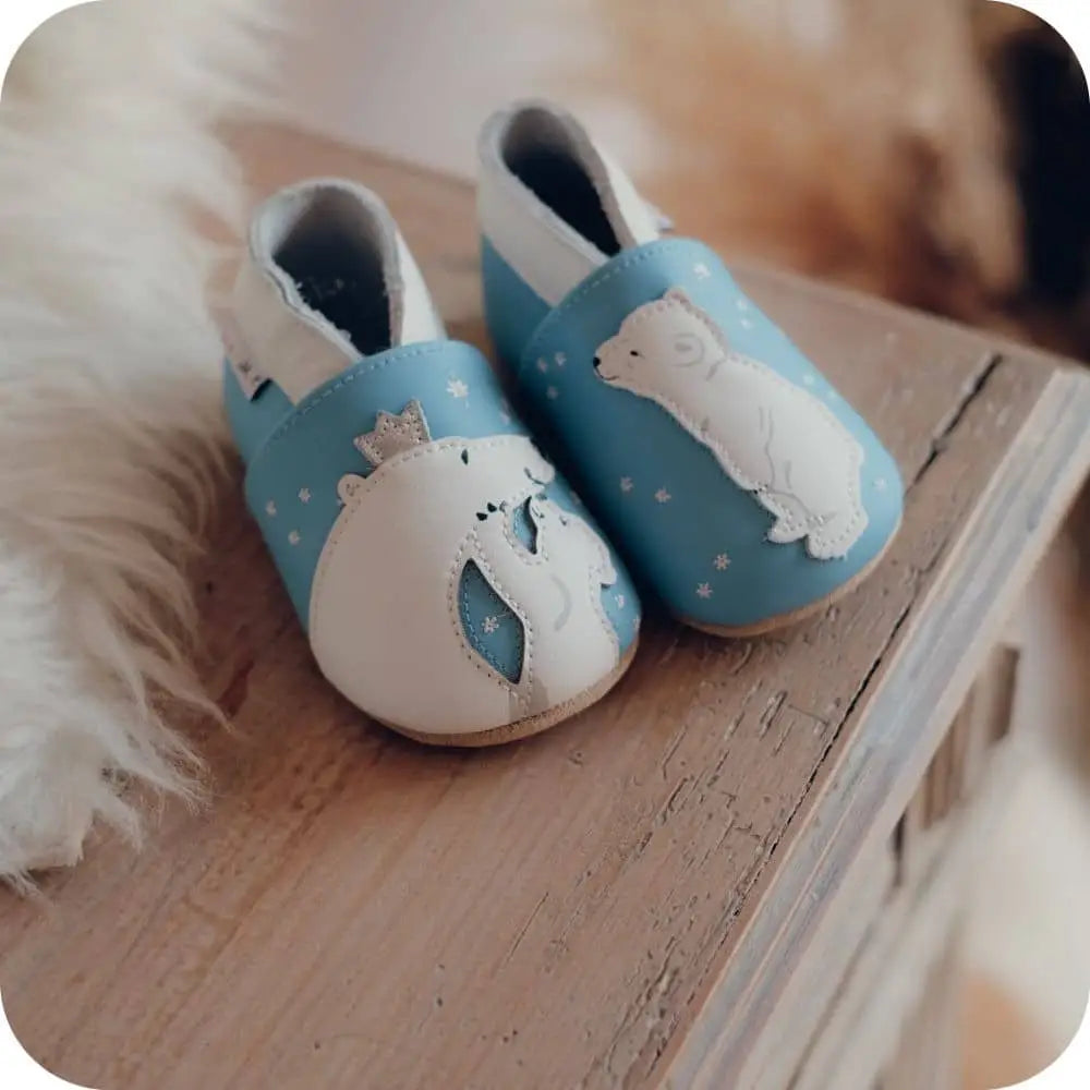 Babyhausschuhe aus weichem Leder. Bärenumarmung