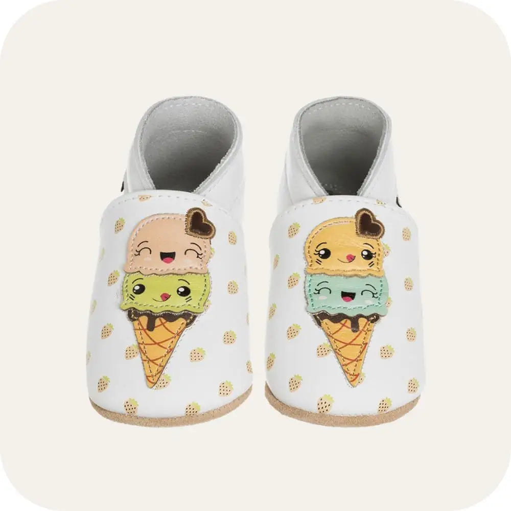 Babyhausschuhe aus weichem Leder. Eistüten