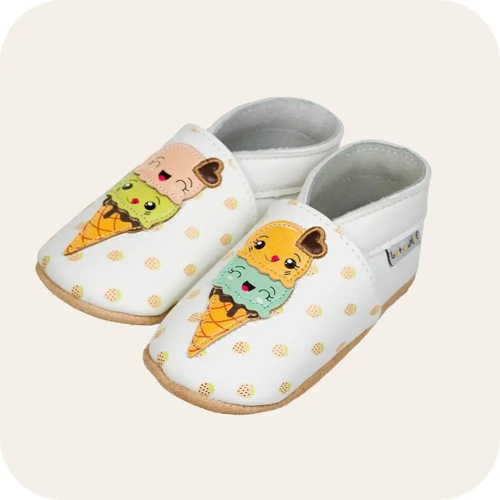 Babyhausschuhe aus weichem Leder. Eistüten