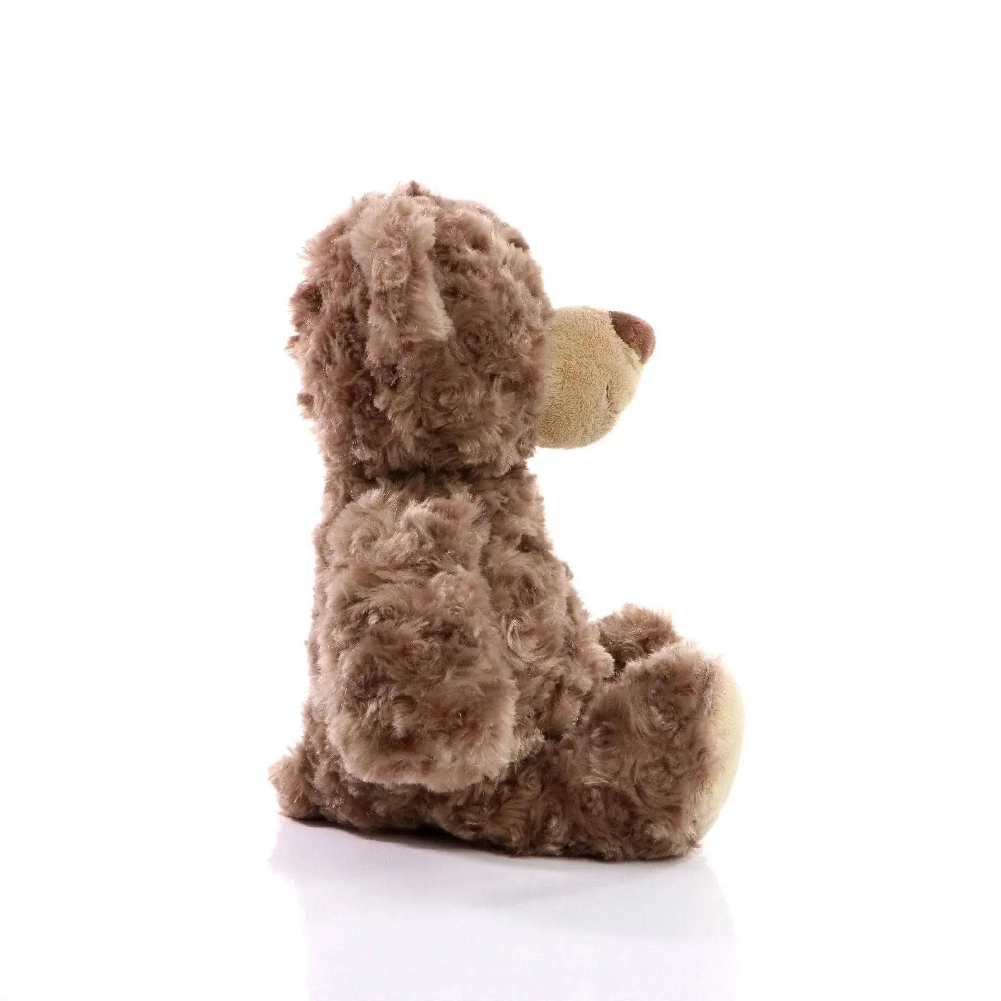 Ein brauner bär bodo plüsch bär mit lockigem fell und helleren pfoten aus weichem stofftiermaterial