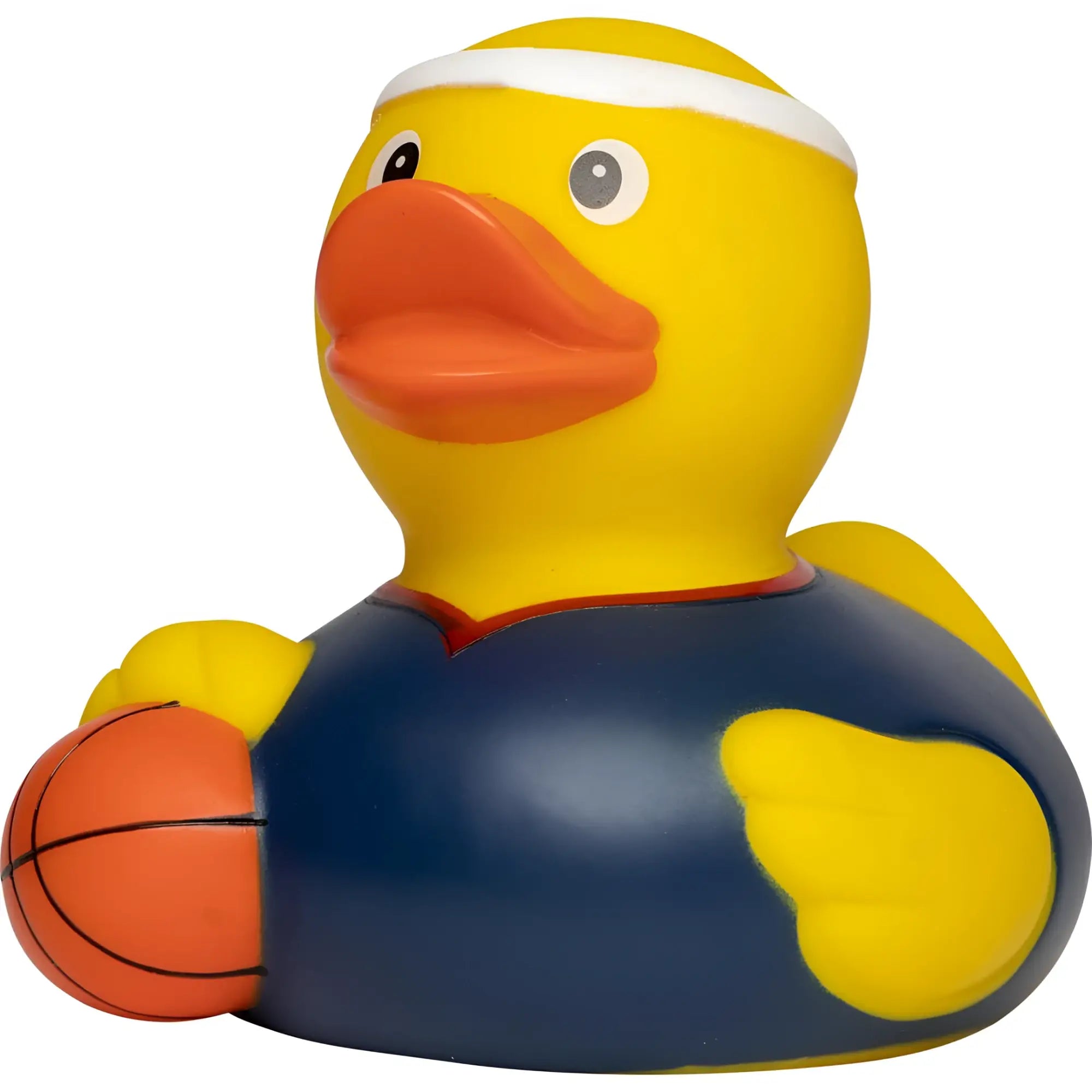 Gelbe quietsche-ente in blauem basketball-trikot mit rotem saum hält einen orangefarbenen basketball