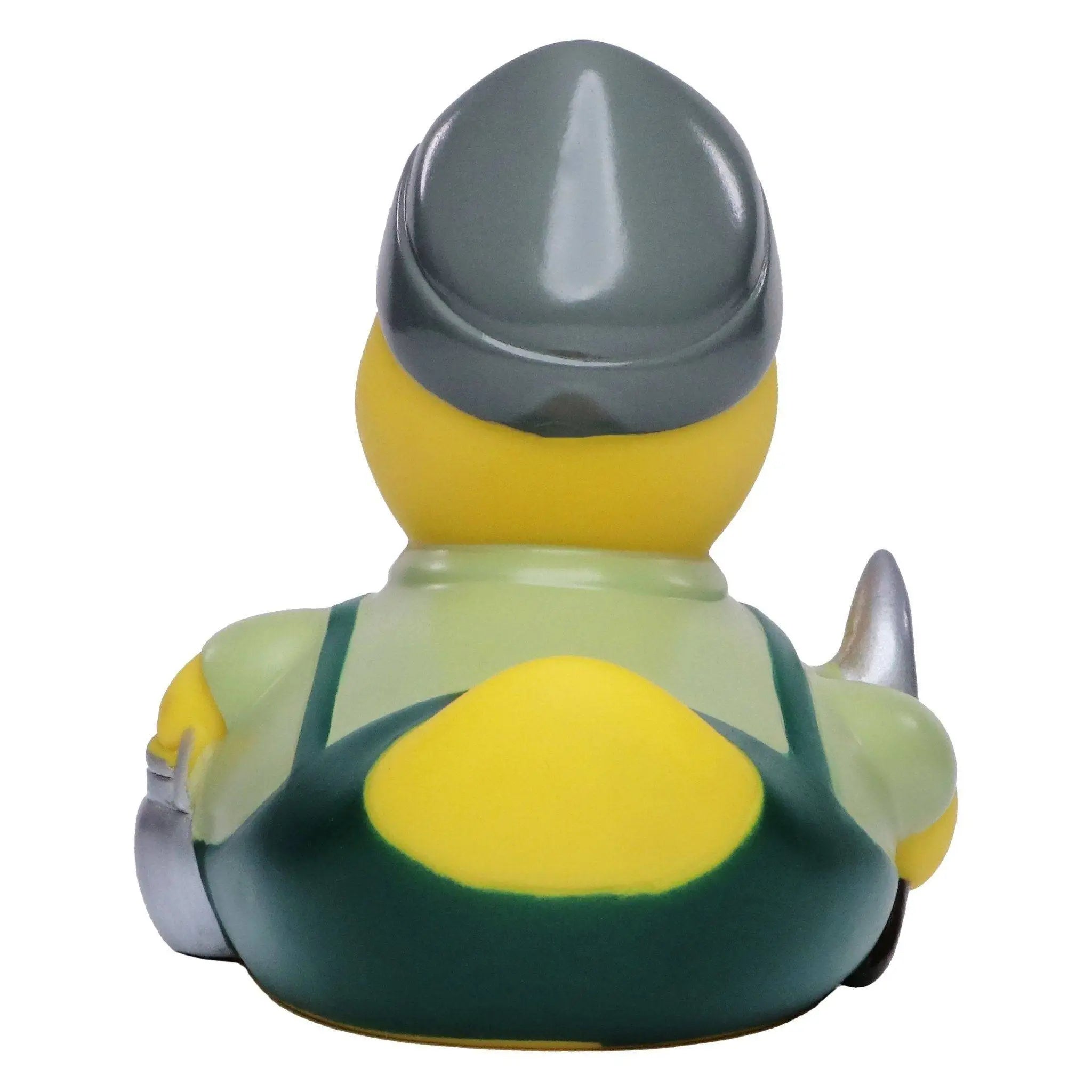 Gelbe bauernhof quietscheente mit grauem helm und grünen overalls zum planschen und spielen