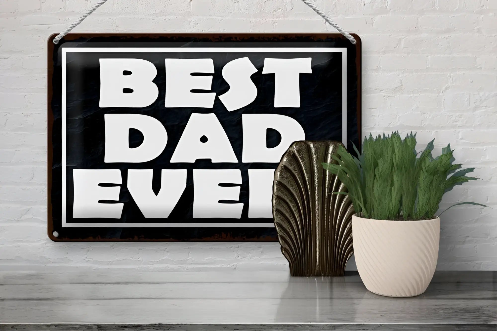 Schwarzes blechschild best dad ever mit weißer schrift rahmen aus dunklem holz und seil zum aufhängen 20x30cm
