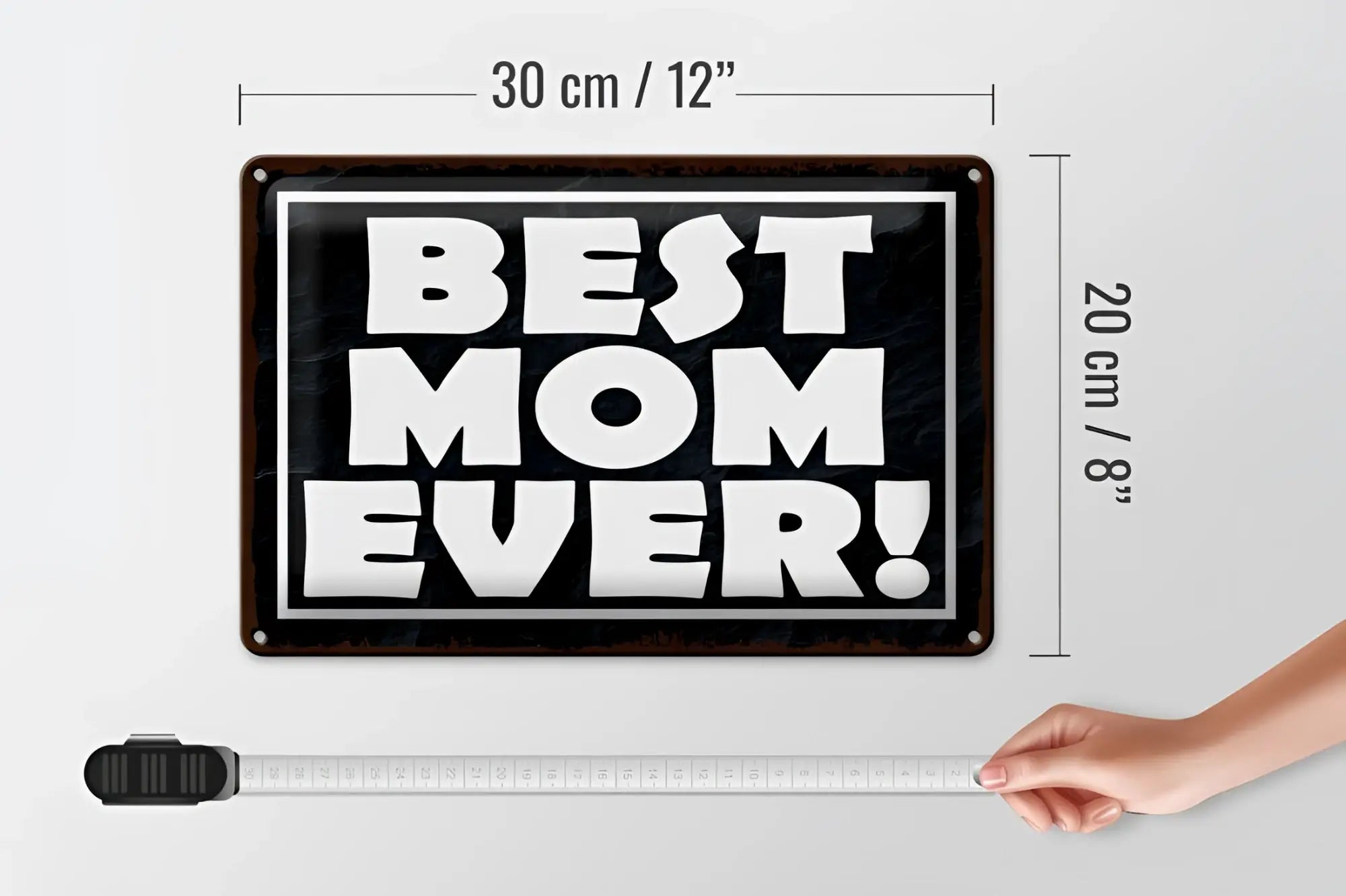 Schwarzes rechteckiges blechschild best mom ever mit weißer schrift und dunkelbraunem rand 20x30cm