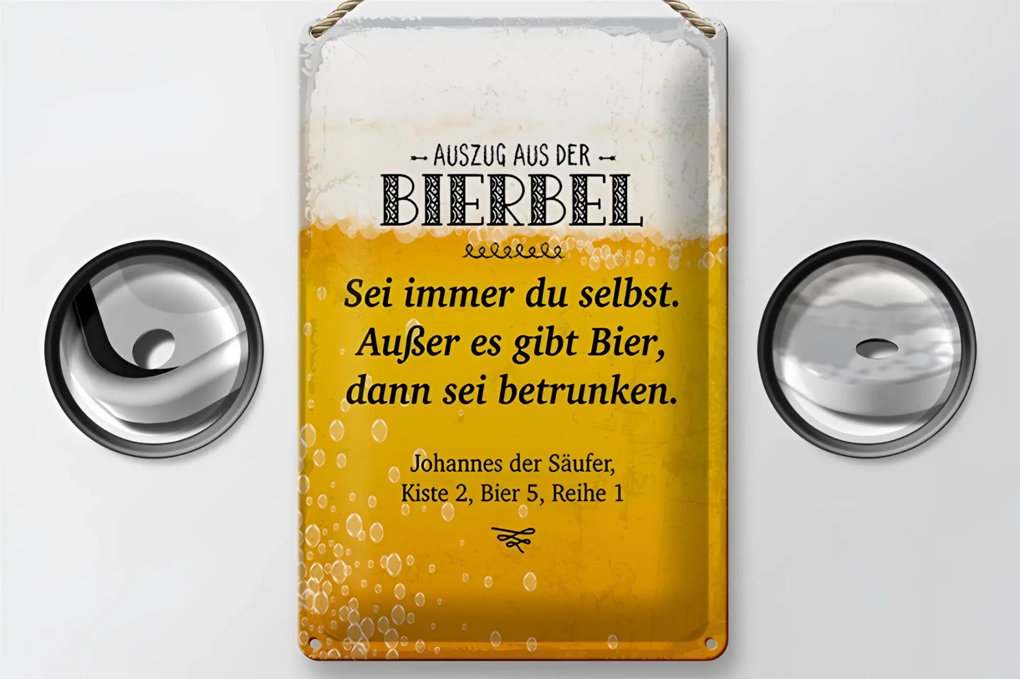 Ein rechteckiges blechschild 20x30cm mit biermotiv in gelb und weiß, schwarzer deutscher schrift auszug aus der bierbel und zwei metallkronkorken