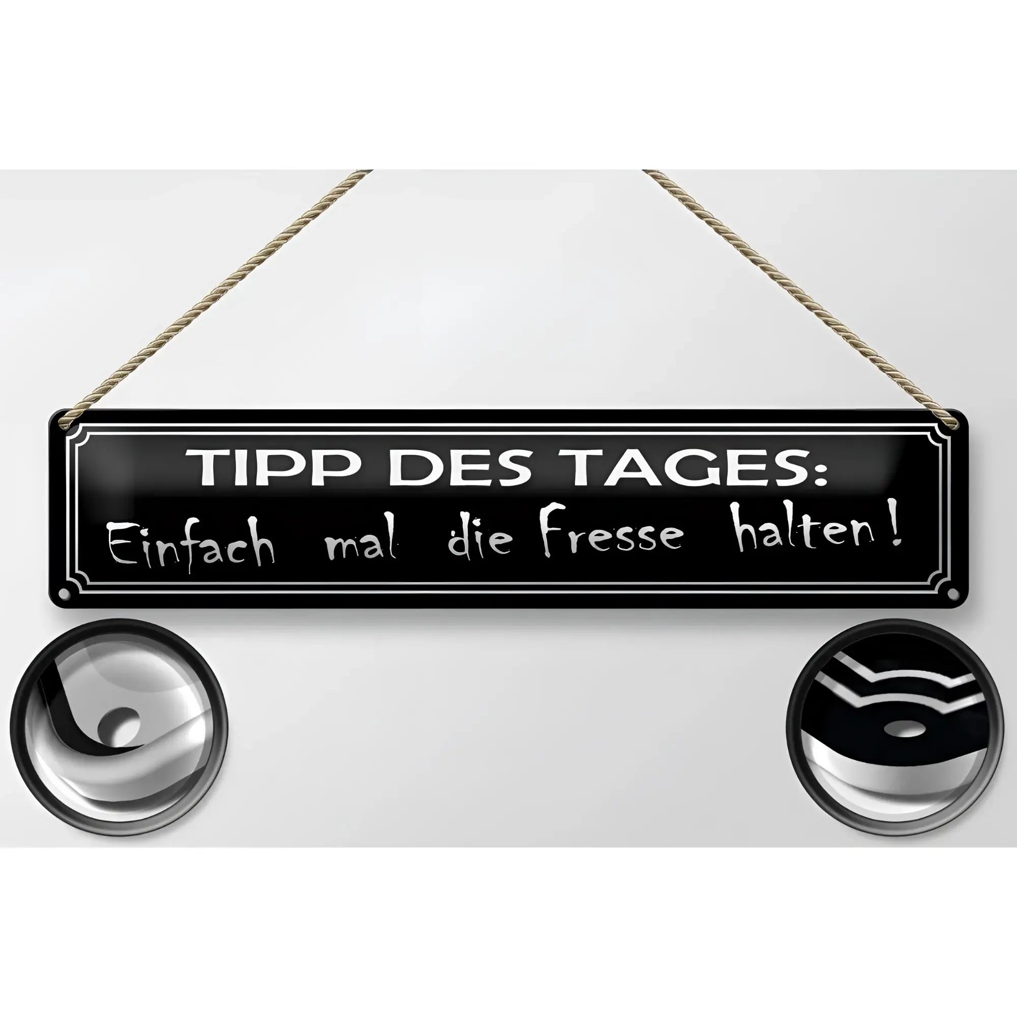 Schwarzes blechschild mit weißem spruch tipp des tages einfach mal die fresse halten und silberner verzierung