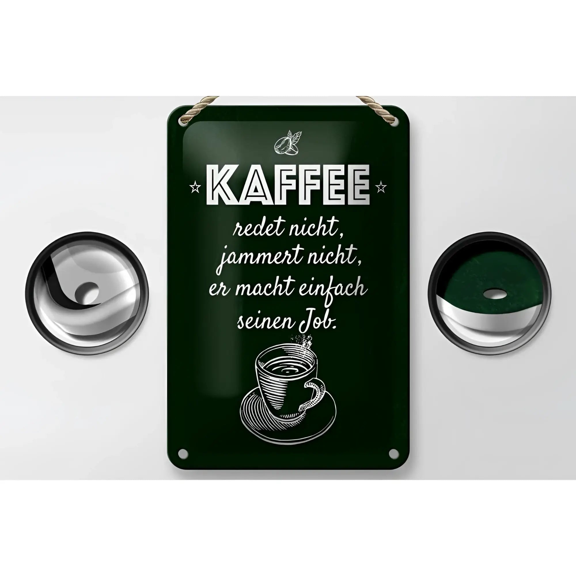 Dunkelgrünes rechteckiges blechschild aus metall mit weiß eingraviertem spruch kaffee jammert nicht und kaffeetasse