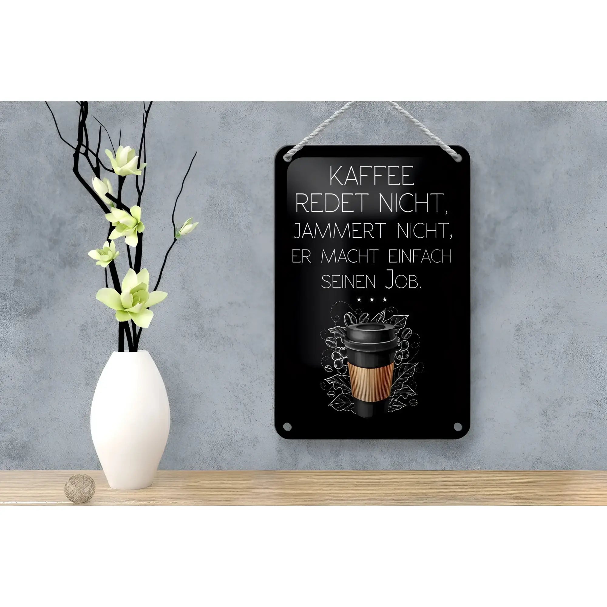 Schwarzes rechteckiges blechschild mit weißem Text und kaffeetassensymbol hängt an einem seil 12x18cm