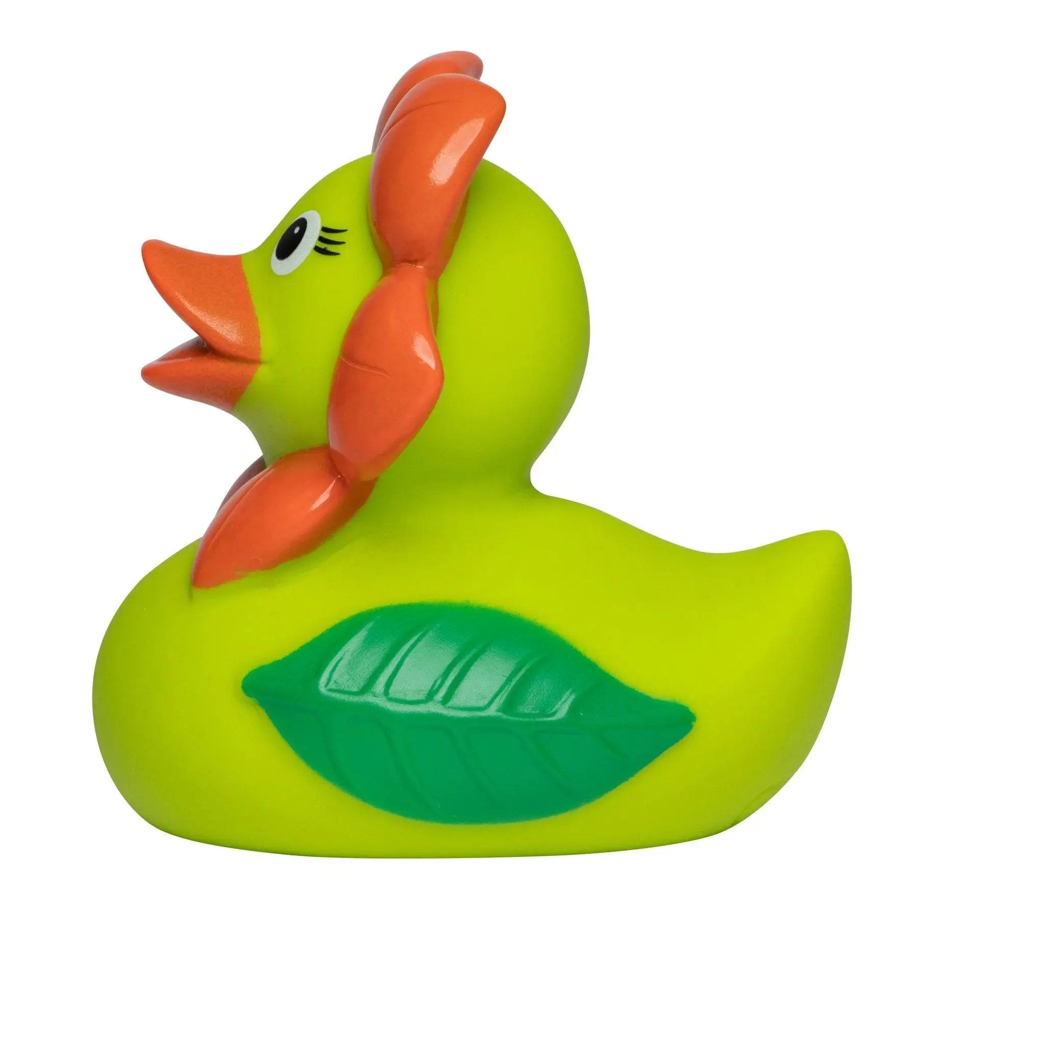 Eine limegrüne gummiente mit oranger schnabel und füßen und einem blattmotiv auf dem bauch von blume
