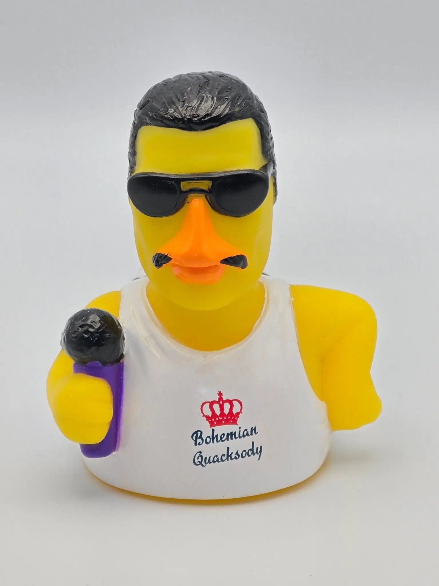Gelbe gummiente als freddie mercury mit schwarzen sonnenbrillen und weißem tanktop bohemian quacksody von celebriducks