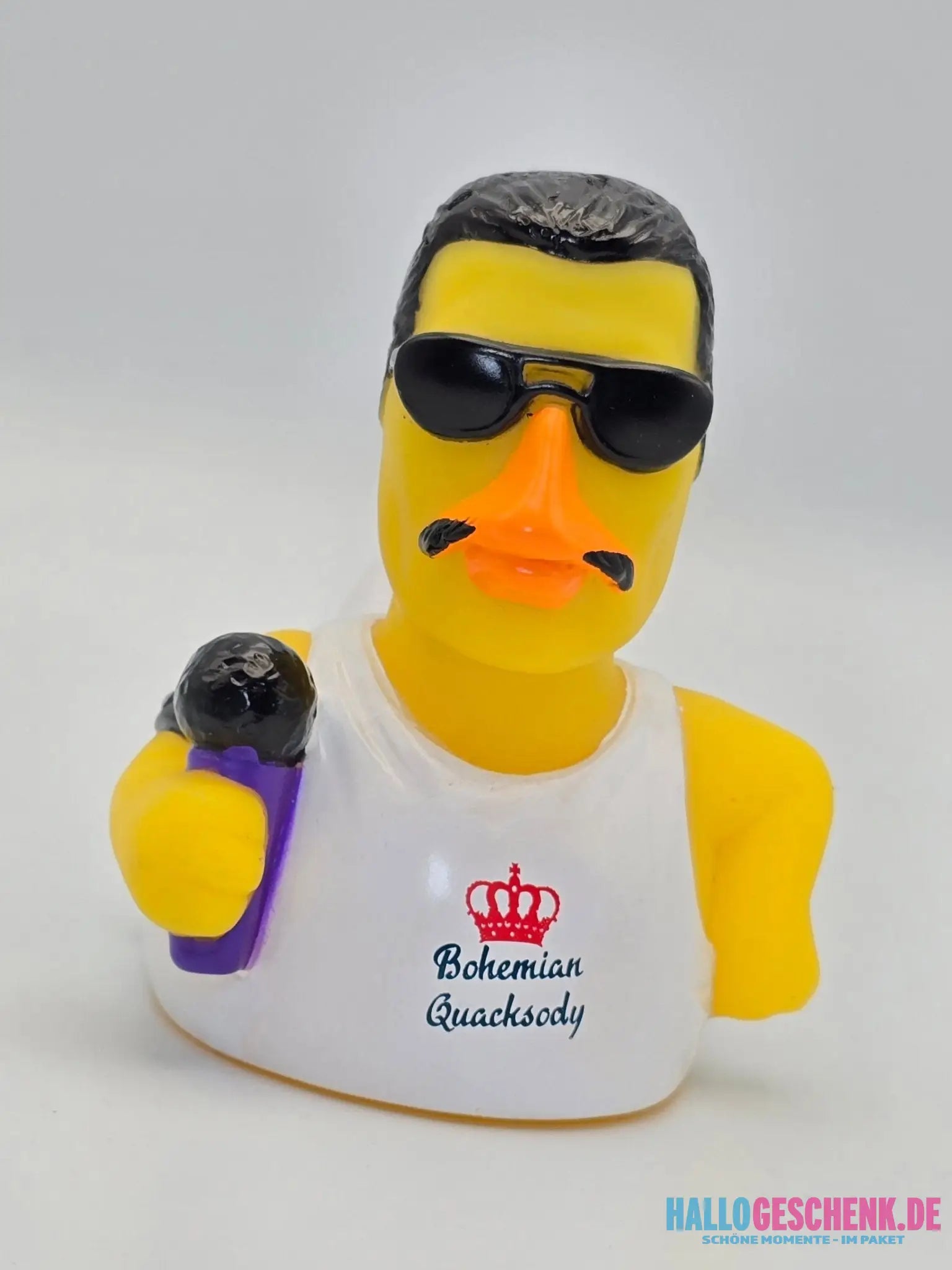 Gelbe gummiente mit schwarzer sonnenbrille oranger schnabel schnurrbart weißem tanktop bohemian quacksody und roter krone