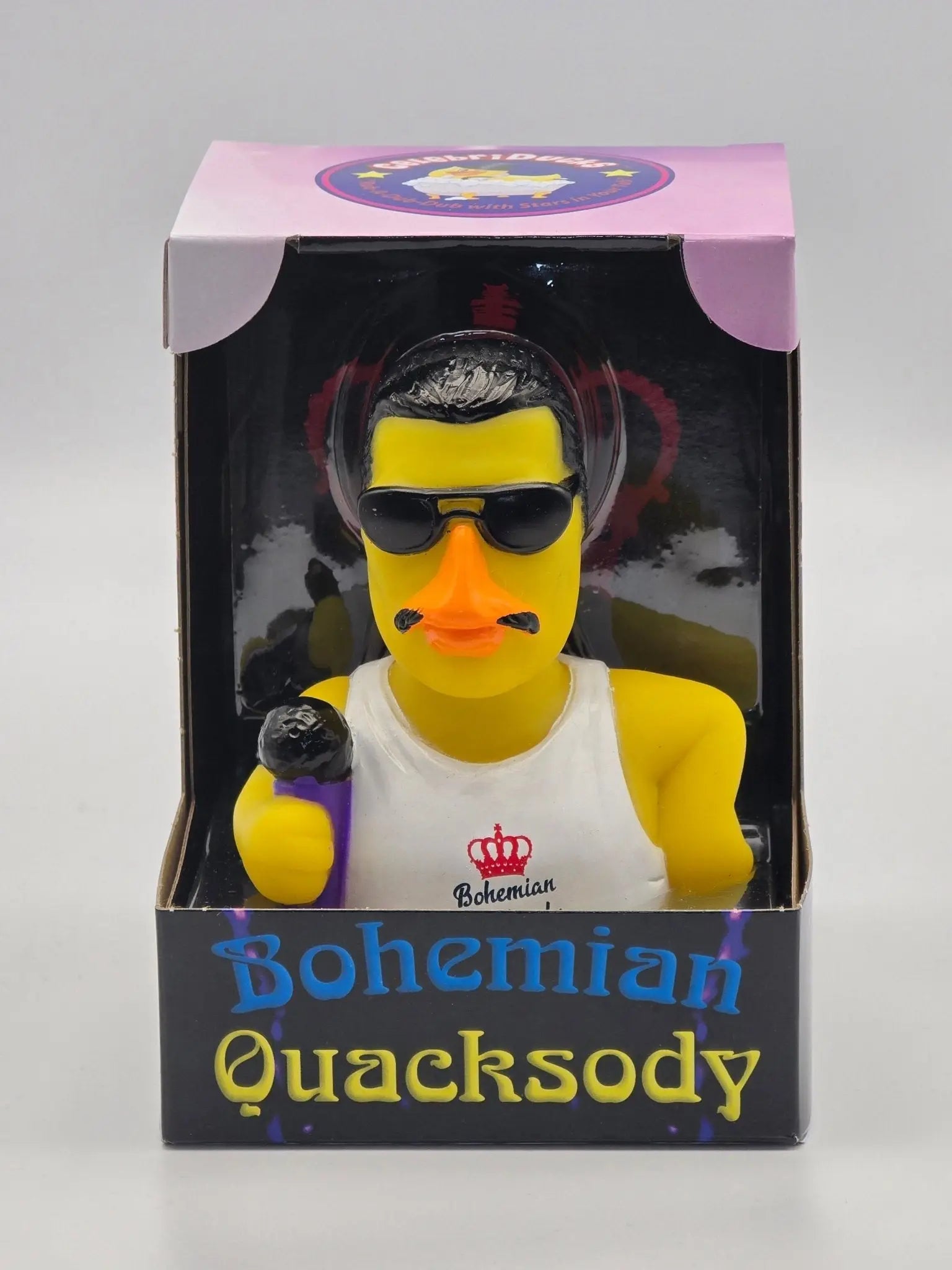 Gelbe Gummiente Bohemian Quacksody als Freddie Mercury mit schwarzer Sonnenbrille und weißem Tanktop von CelebriDucks