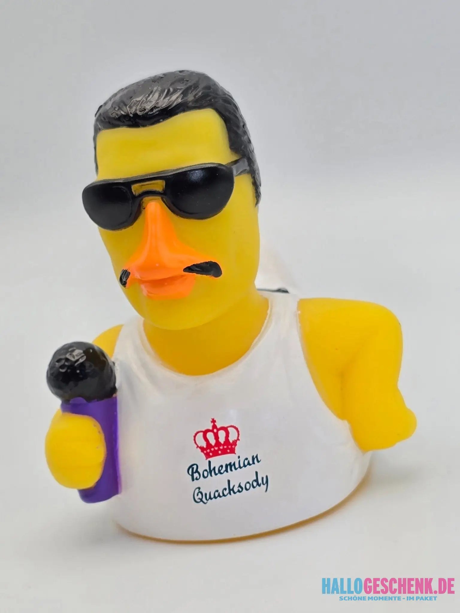 Gelbe gummiente mit schwarzer sonnenbrille und schnurrbart im weißen tanktop mit bohemian quacksody von celebri ducks